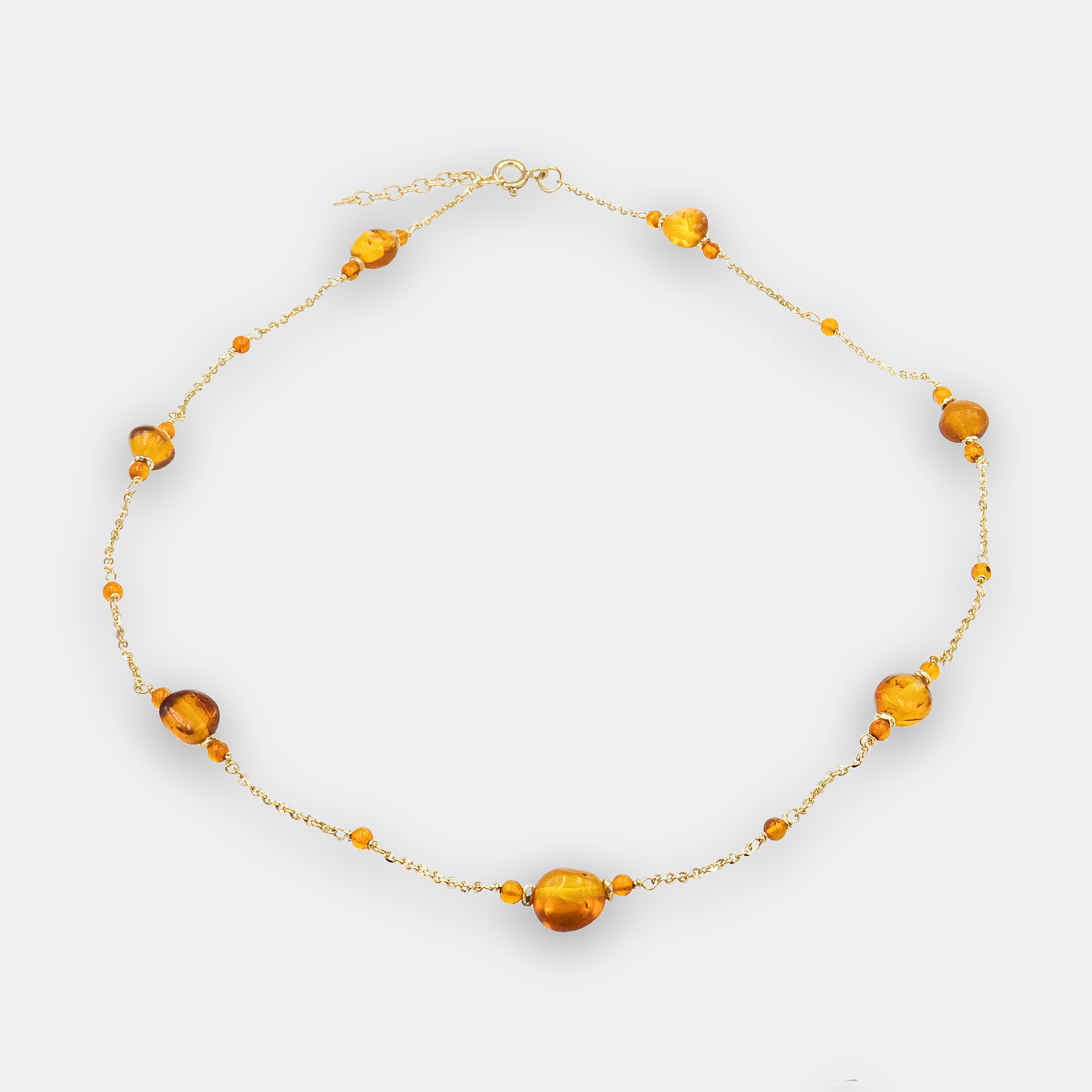 שרשרת כסף בציפוי זהב עם אבני ענבר טבעי בגווני שמש חמים – תכשיט שמשלב ניחוח של טבע וסטייל. הענבר, בברק זהוב־חם שקוף ועדין, מביא עמו חמימות, רוך ואור פנימי, והציפוי הזהוב מוסיף ברק עדין שמתאים לכל עונה ולכל הופעה. העיצוב עדין ומעודן, אך מושך את העין בזכות האופי הייחודי של כל אבן, כל שרשרת מביאה איתה אופי אחר. מתאים ליום או לערב, לבגדים בהירים או כהים – תכשיט שמוסיף חמימות רכה ונשית לסגנון האישי שלך. בחירה מושלמת למי שאוהבת פריט שמדבר בעדינות ובחן.
