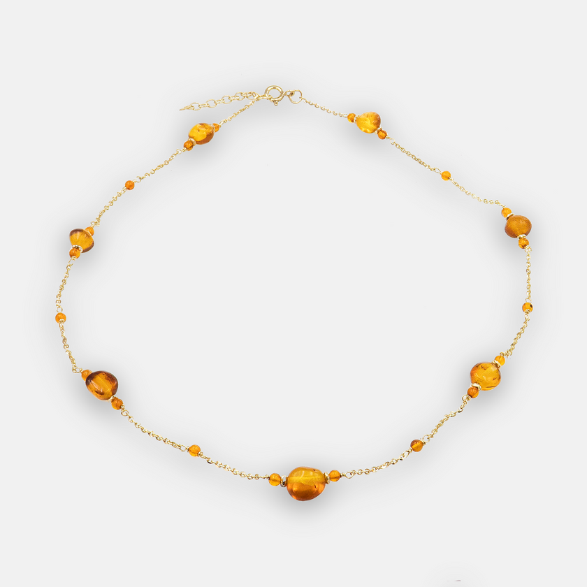 שרשרת כסף בציפוי זהב עם אבני ענבר טבעי בגווני שמש חמים – תכשיט שמשלב ניחוח של טבע וסטייל. הענבר, בברק זהוב־חם שקוף ועדין, מביא עמו חמימות, רוך ואור פנימי, והציפוי הזהוב מוסיף ברק עדין שמתאים לכל עונה ולכל הופעה. העיצוב עדין ומעודן, אך מושך את העין בזכות האופי הייחודי של כל אבן, כל שרשרת מביאה איתה אופי אחר. מתאים ליום או לערב, לבגדים בהירים או כהים – תכשיט שמוסיף חמימות רכה ונשית לסגנון האישי שלך. בחירה מושלמת למי שאוהבת פריט שמדבר בעדינות ובחן.