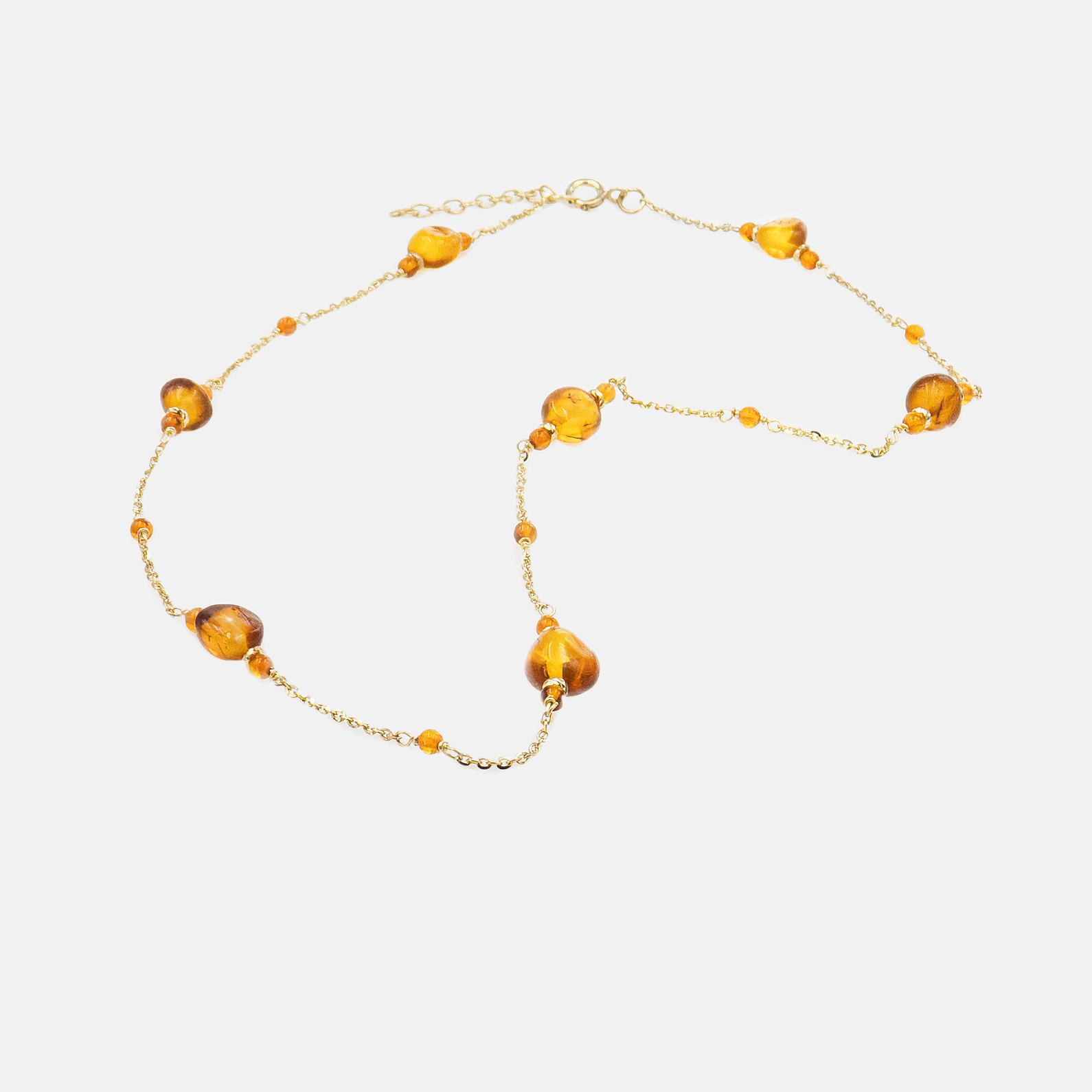 שרשרת כסף בציפוי זהב עם אבני ענבר טבעי בגווני שמש חמים – תכשיט שמשלב איזון בין חמימות אורגנית ויוקרה אלגנטית. הענבר, בברק זהוב־חם שקוף ועדין, מביא עמו חמימות, רוך ואור פנימי, והציפוי הזהוב מוסיף ברק עדין שמתאים לכל עונה ולכל הופעה. העיצוב עדין ומעודן, אך מושך את העין בזכות האופי הייחודי של כל אבן, כך שכל תכשיט מרגיש אישי ומיוחד. מתאים ליום או לערב, לבגדים בהירים או כהים – תכשיט שמוסיף חמימות רכה ונשית לסגנון האישי שלך. בחירה מושלמת למי שאוהבת סטייל רגשי, מחובר ואותנטי.