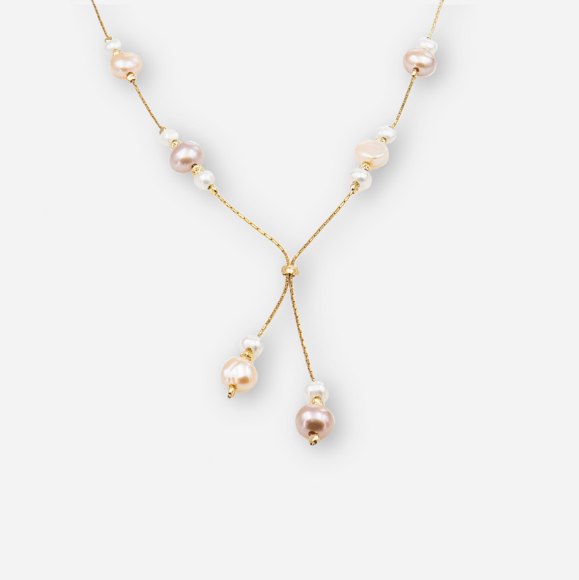 שרשרת עם ציפוי זהב בגימור רומנטי, משובצת פנינים בגווני שמנת וורוד פודרה. הפנינים משתלבות לאורך השרשרת בזהב מבריק, ויוצרות מראה זורם עם תנועתיות אלגנטית. הגוונים העדינים בשילוב הציפוי הזהוב מעניקים לתכשיט נשיות רכה עם קריצה עדכנית. מתאימה לאירועים אלגנטיים, ללוק רומנטי או כמתנה עם מסר אישי, זו תכשיט שמחמיא לכל גוון עור ולכל סגנון.