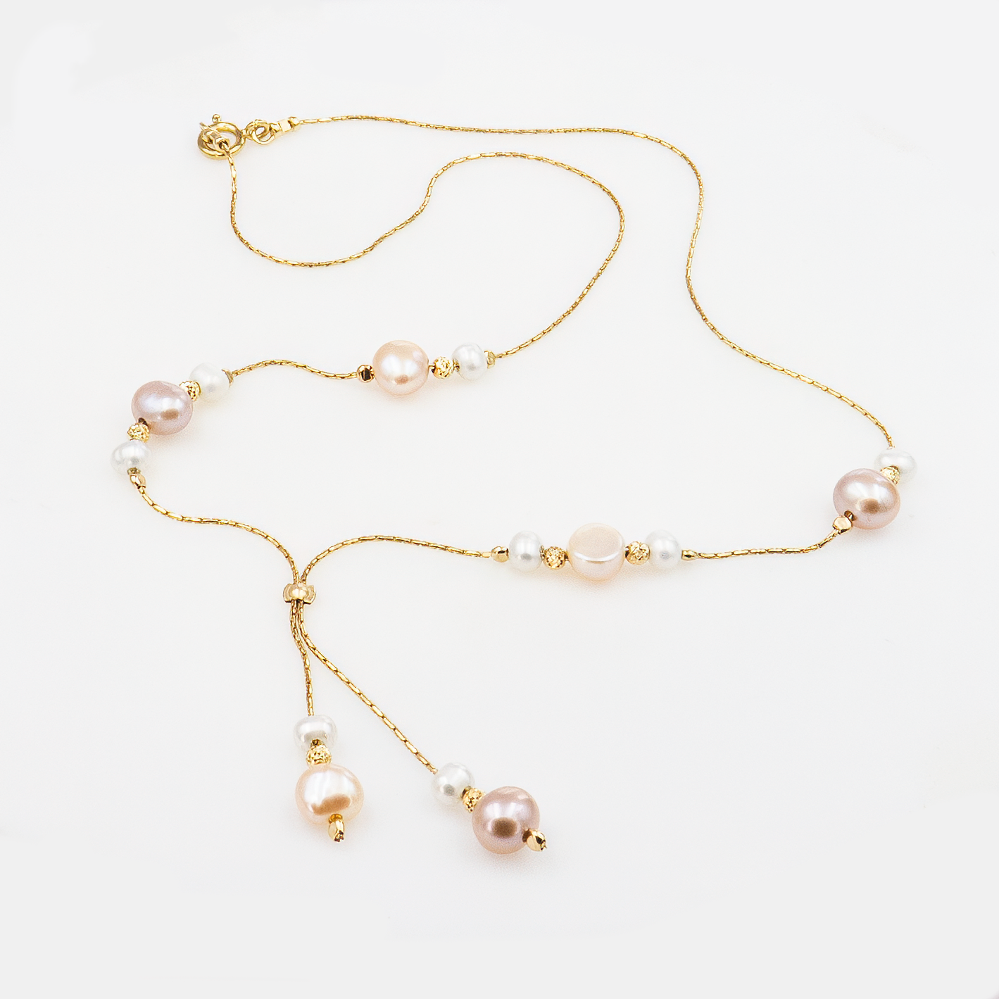 שרשרת עם ציפוי זהב בגימור רומנטי, משובצת פנינים בגווני שמנת וורוד פודרה. הפנינים משתלבות לאורך השרשרת בזהב מבריק, ויוצרות מראה זורם עם תנועתיות אלגנטית. הגוונים העדינים בשילוב הציפוי הזהוב מעניקים לתכשיט אלגנטיות מסורתית בגוונים רכים. מתאימה לאירועים אלגנטיים, ללוק רומנטי או כמתנה עם מסר אישי, זו בחירה נשית שמחברת עידון עם זהב.