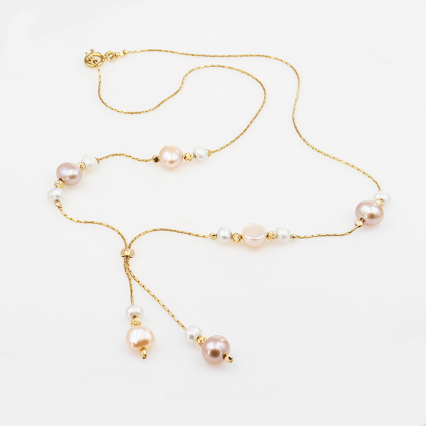 שרשרת עם ציפוי זהב בגימור רומנטי, משובצת פנינים בגווני שמנת וורוד פודרה. הפנינים משתלבות לאורך השרשרת בזהב מבריק, ויוצרות מראה זורם עם תנועתיות אלגנטית. הגוונים העדינים בשילוב הציפוי הזהוב מעניקים לתכשיט אלגנטיות מסורתית בגוונים רכים. מתאימה לאירועים אלגנטיים, ללוק רומנטי או כמתנה עם מסר אישי, זו בחירה נשית שמחברת עידון עם זהב.