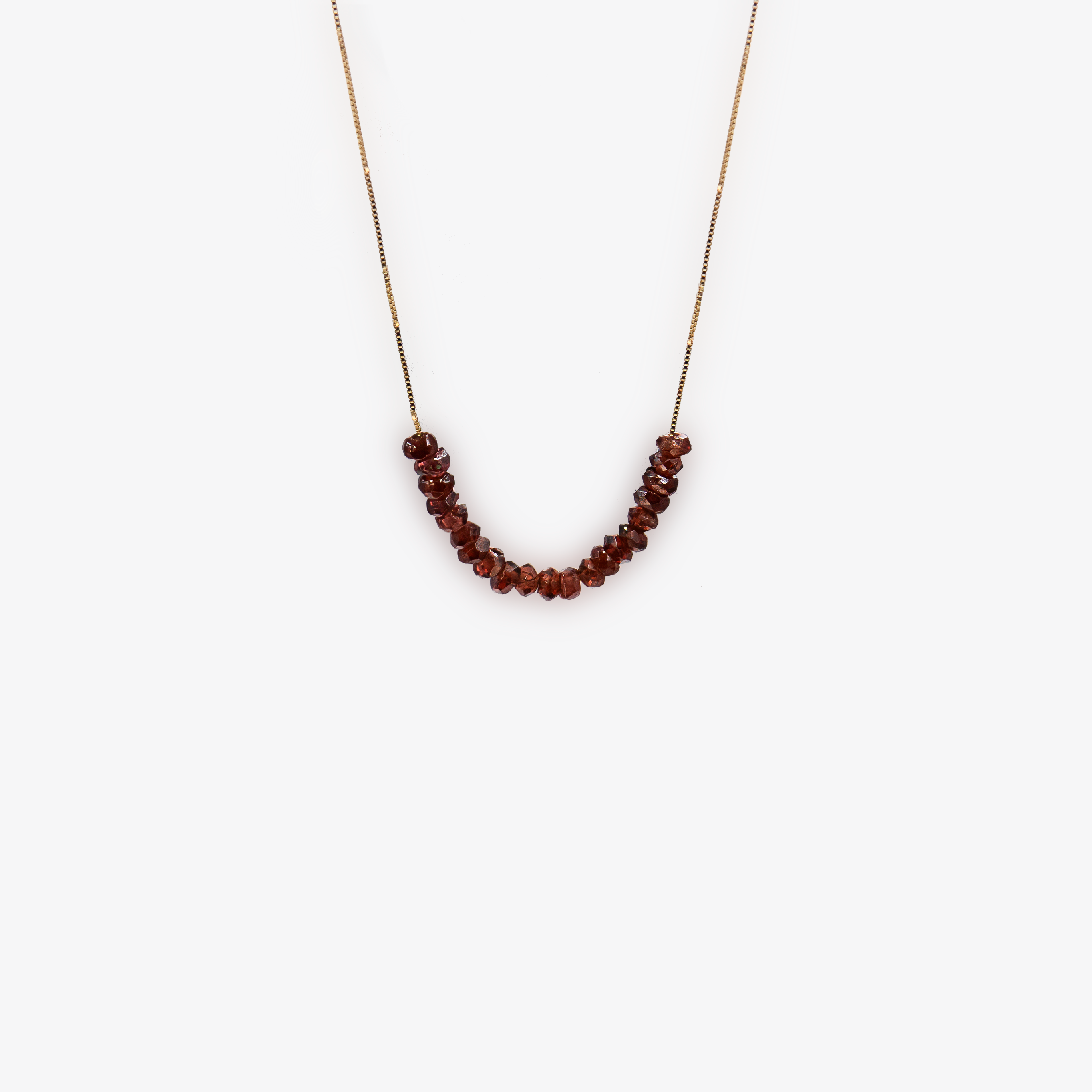 שרשרת עדינה עשויה זהב 14 קראט עם אבן גארנט טבעית בגוון אדום עמוק, בעיצוב מינימליסטי ואלגנטי. תכשיט בעבודת יד שמחבר בין יוקרה, רוך ועוצמה נשית. הגארנט, אבן של תשוקה ואהבה, משובץ במרכז השרשרת ומושך את העין בזוהר הטבעי שלו. מתאים כמתנה לאישה אהובה ליום הולדת, ליום נישואין או כמתנה לעצמך. תכשיט ייחודי שמתאים ללבישה יומיומית או לערב חגיגי, לבד או בשכבות עם שרשראות נוספות. עיצוב קלאסי עם נגיעה אישית.

