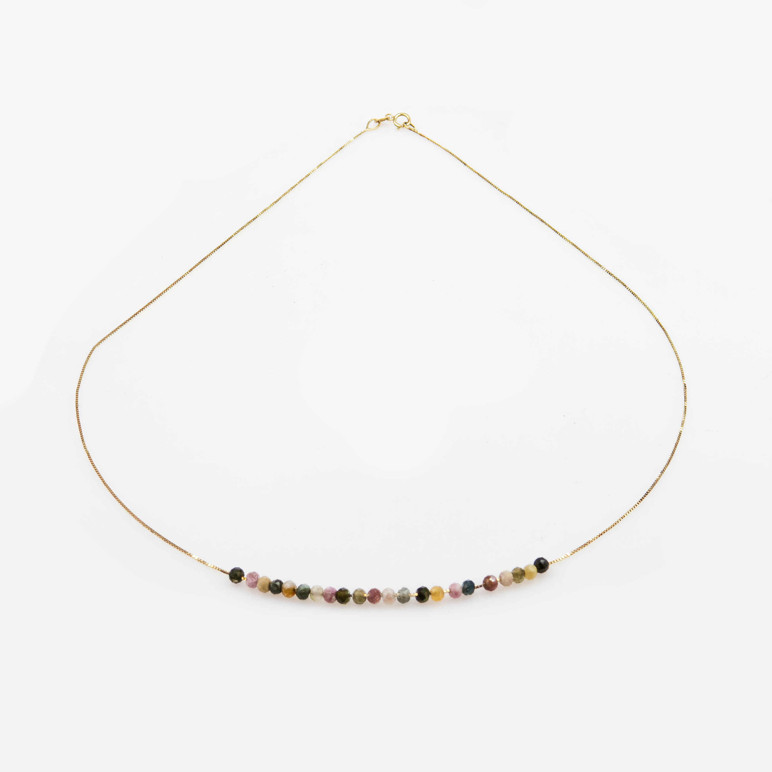 שרשרת בעבודת יד עשויה אבני טורמלין טבעיות בגוונים משתנים, מסודרות בטונליות הרמונית ומופרדות בחרוזי זהב 14 קראט. תכשיט קלאסי עם ניחוח בוהו שיק, שמביא איתו רכות, עומק ואנרגיה טובה. כל אבן מביאה צבע ומשמעות – איזון, אהבה, שלווה. תוספת מושלמת לכל הופעה, בין אם ליום-יום או לאירוע מיוחד. מתנה מהממת לאישה שאוהבת תכשיטים עם נשמה וסטייל. מתאימה לשכבות או לענידה לבד, לתחושת ייחוד וזוהר טבעי.


