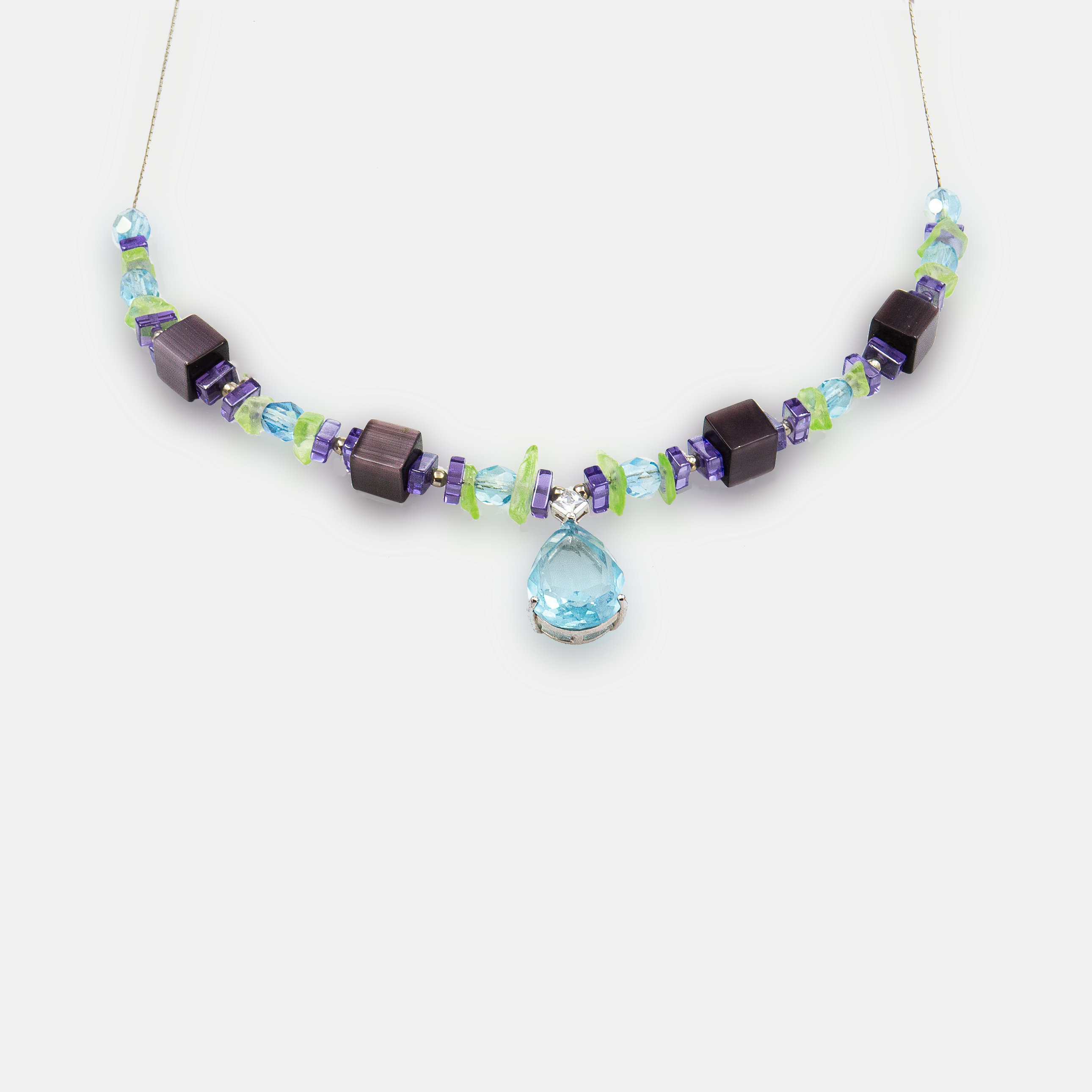 תכשיט ייחודי בעבודת יד, שמשלב את החיוניות של האוליווין עם הזוהר המיסטי של האופליט הסגול. מראה על-זמני עם נגיעה מודרנית ונשית. מושלם לנשים שמחפשות תכשיט יוצא דופן עם משמעות צבעונית ואנרגטית.