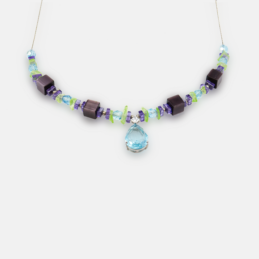 תכשיט ייחודי בעבודת יד, שמשלב את החיוניות של האוליווין עם הזוהר המיסטי של האופליט הסגול. מראה על-זמני עם נגיעה מודרנית ונשית. מושלם לנשים שמחפשות תכשיט יוצא דופן עם משמעות צבעונית ואנרגטית.