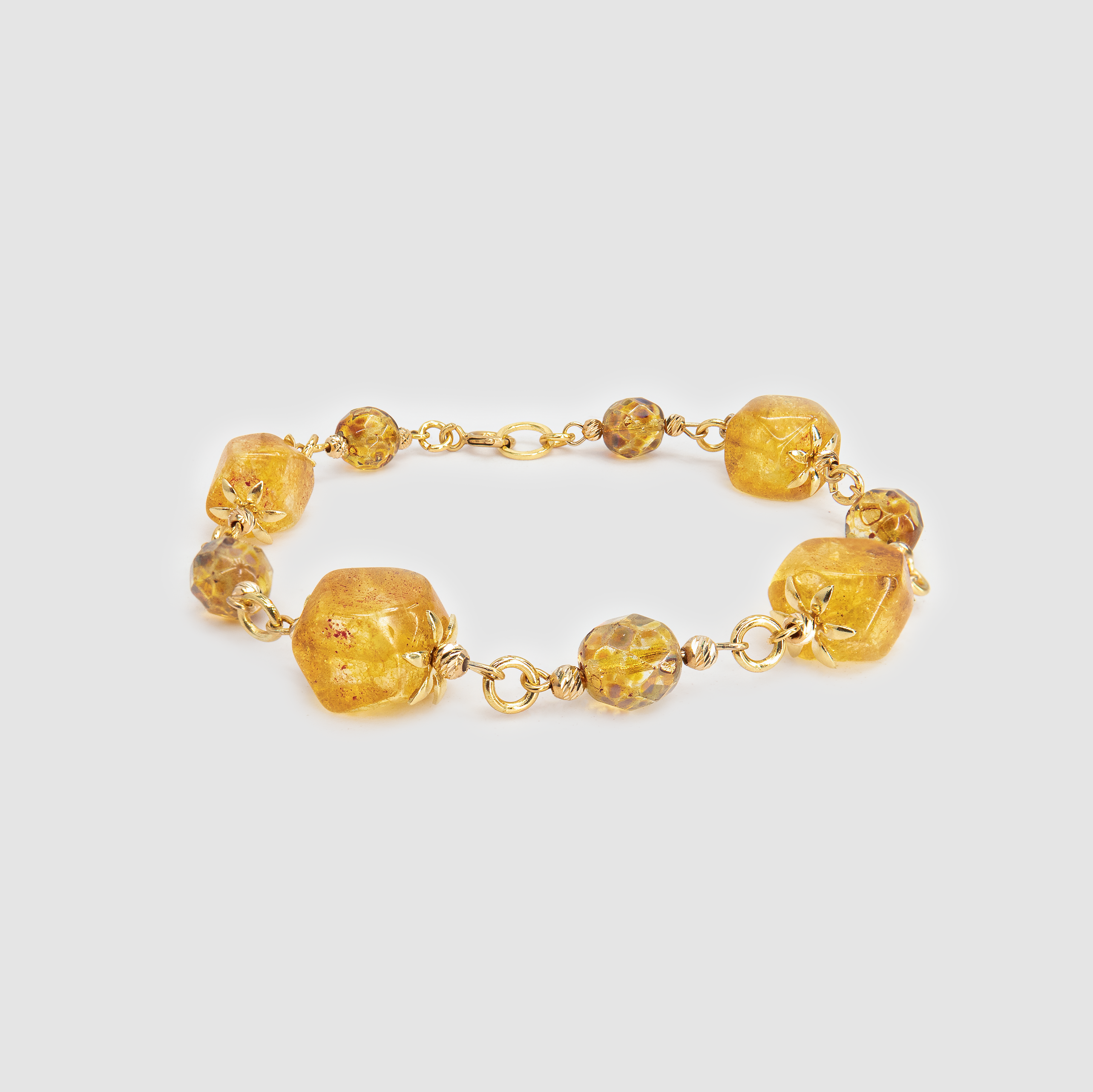 צמיד חוליות מכסף סטרלינג 925, משובץ באבן אופליט צהובה – אבן סינתטית בעלת גוון חלבי-שקוף עם ברק פנימי רך. העיצוב הקליל והאלגנטי של החוליות משתלב בהרמוניה עם הצבע החמים של האבן, ויוצר מראה רענן, נשי ומלא שמחת חיים. מתאים לנשים שמחפשות תכשיט שמשלב עדינות עם נוכחות קלילה. מושלם ליום יום וגם לאירועים חגיגיים.

