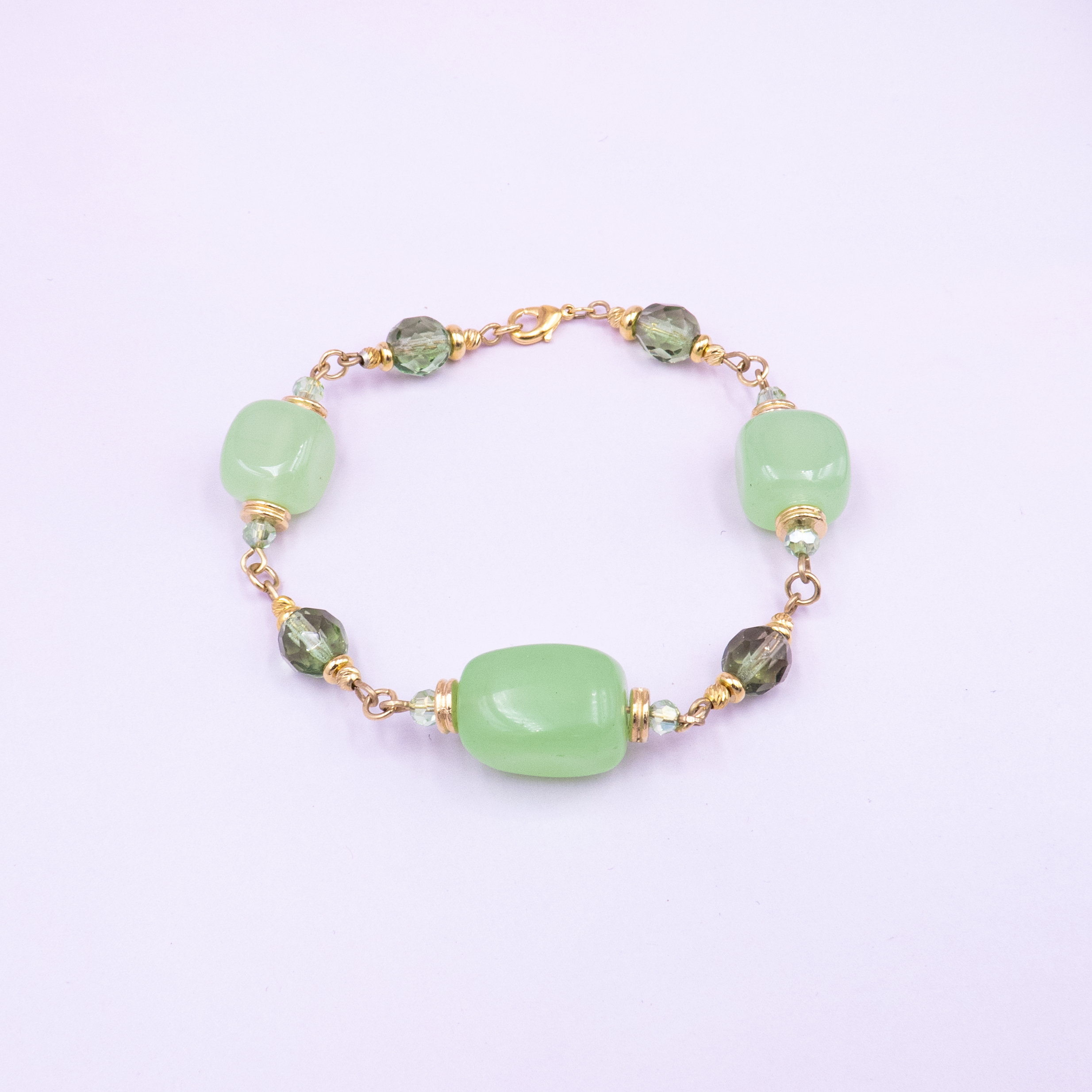 צמיד חוליות ייחודי בעיצוב מודרני, משובץ באופליט ירוק בעל גוון חלבי-פסטלי עם נצנוץ פנימי עדין. החוליות הכסופות משתלבות בהרמוניה עם צבע האבן, ליצירת תכשיט מלא באור טבעי ונשיות רכה. מתאים לנשים שאוהבות עיצוב עדין אך מלא נוכחות. עבודת יד מוקפדת עם גימור איכותי, נוח לענידה ומושלם כמתנה עם משמעות.

