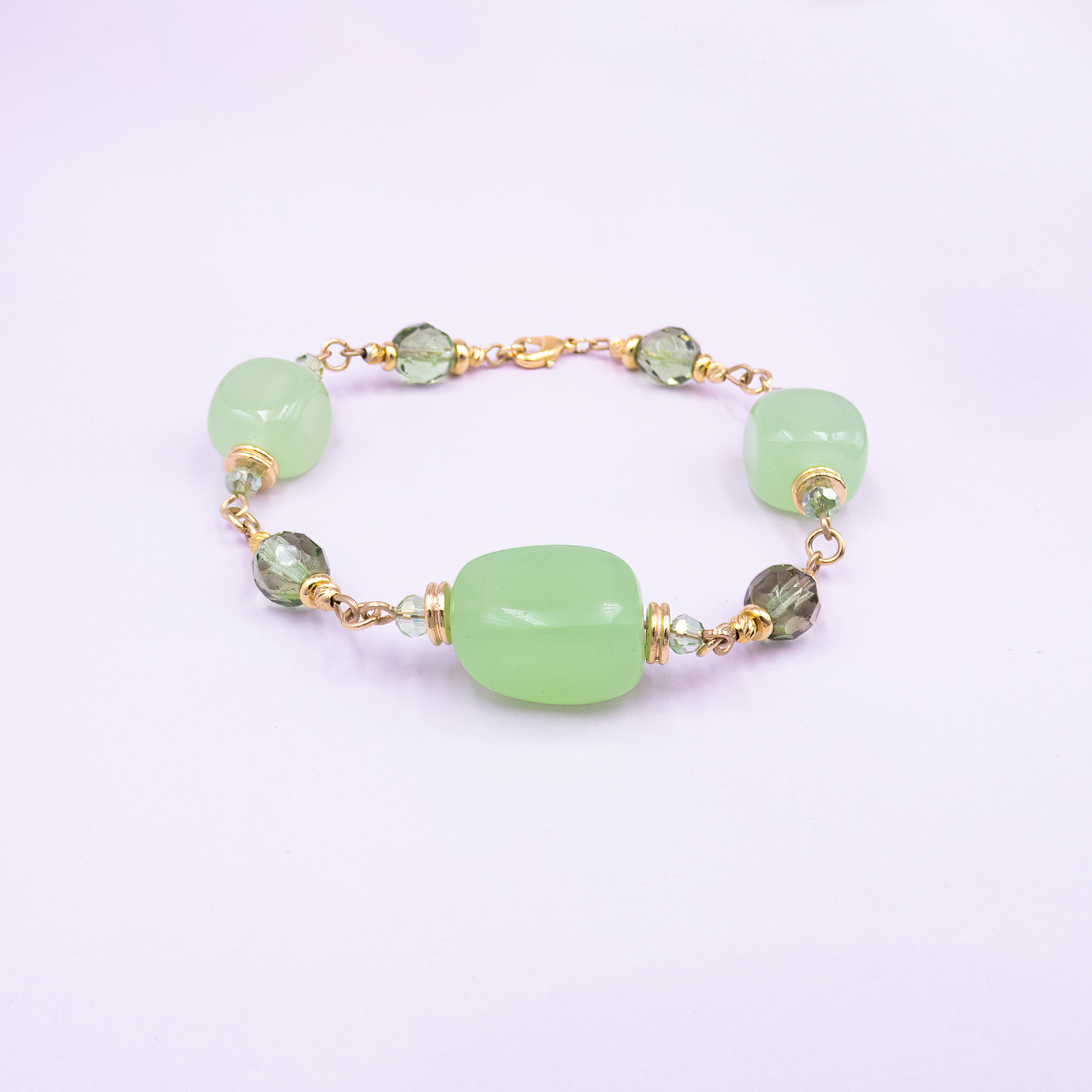 תכשיט עכשווי לנשים עם טעם מיוחד – צמיד חוליות עשוי כסף איכותי, בשילוב אבן אופליט ירוקה. הצמיד משלב בין עיצוב גיאומטרי אלגנטי לבין אבן בגוון ירוק רך שמוסיף תחושת טבע פנימי והרמוניה. האבן נראית שונה בכל תאורה, ויוצרת מראה חי ומעודן. מושלם לכל סגנון לבוש – משמלות ערב ועד ג’ינס וחולצה לבנה. מתנה אלגנטית ומעוררת השראה.

