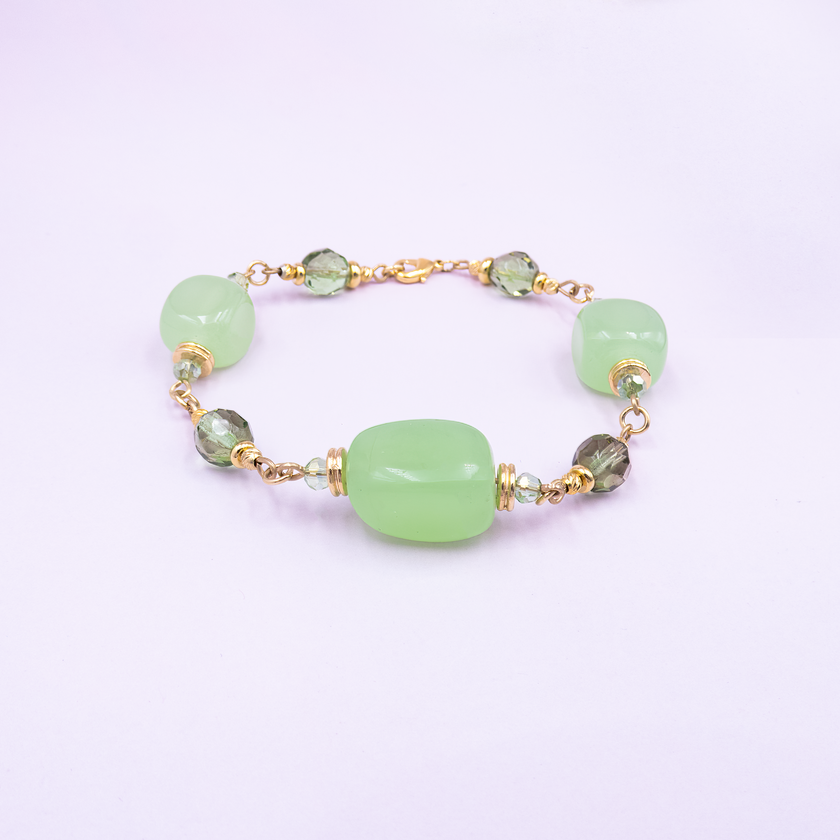 תכשיט עכשווי לנשים עם טעם מיוחד – צמיד חוליות עשוי כסף איכותי, בשילוב אבן אופליט ירוקה. הצמיד משלב בין עיצוב גיאומטרי אלגנטי לבין אבן בגוון ירוק רך שמוסיף תחושת טבע פנימי והרמוניה. האבן נראית שונה בכל תאורה, ויוצרת מראה חי ומעודן. מושלם לכל סגנון לבוש – משמלות ערב ועד ג’ינס וחולצה לבנה. מתנה אלגנטית ומעוררת השראה.

