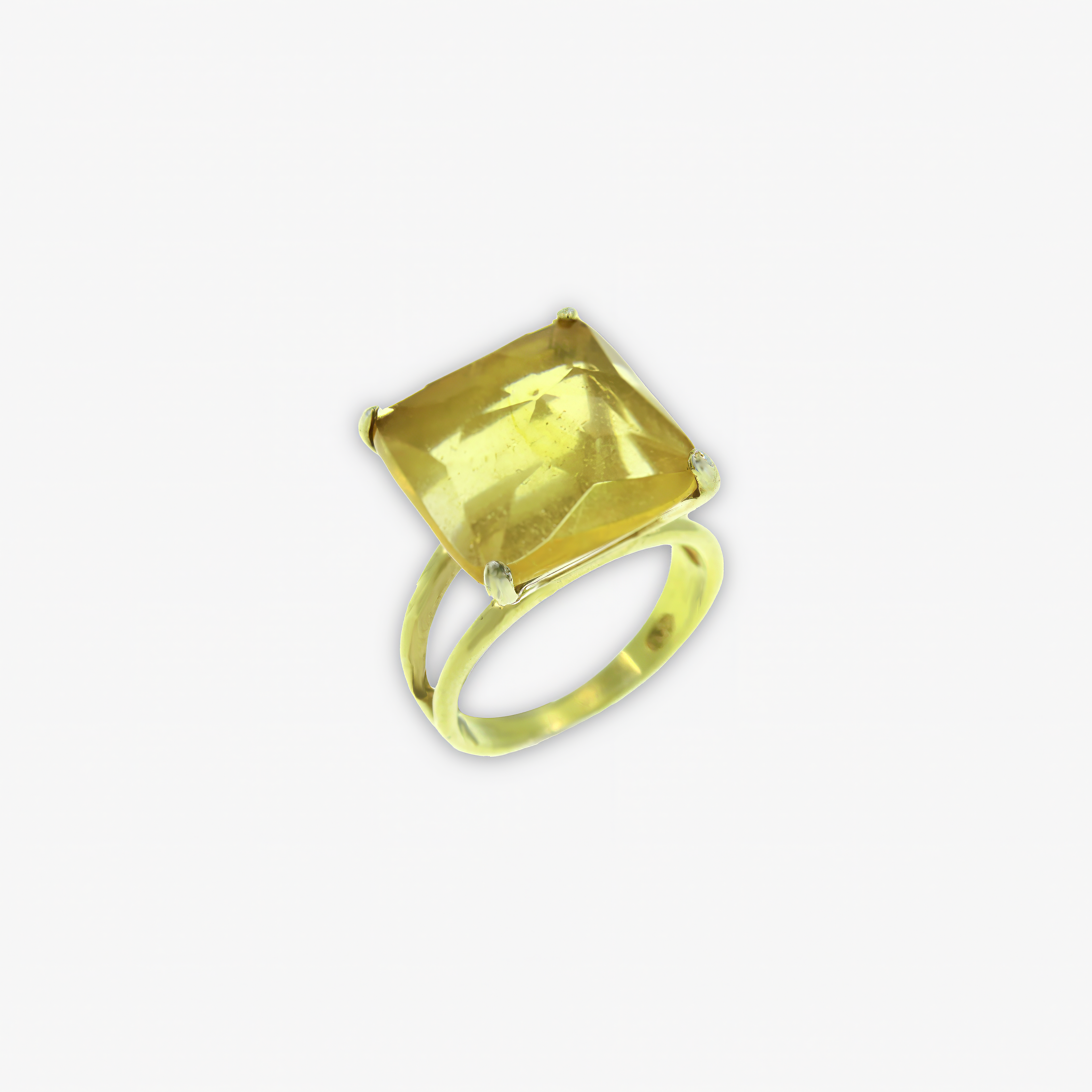 טבעת כסף בעבודת יד, כוללת באבן אופליט אובלית בגוון זהוב שקוף המזכיר את אבן הציטרין. האבן בעלת ברק עדין ואור פנימי שמשדר אנרגיה מרוממת. הצבע נע בין צהוב בהיר לימוני לגוון דבש עמוק, משתנה בעדינות תחת אור טבעי. העיצוב משלב מתכת כסף קרירה עם האבן החמימה, ליצירת ניגודיות הרמונית. הטבעת מתאימה לנשים שמחפשות תכשיט עם אופי, אור חיובי ושיק רגוע ונשי. מתאימה כליווי יומיומי מלא סטייל או כתוספת חגיגית למראה שמח ומואר. תכשיט עם אנרגיה זוהרת, שמעלה את מצב הרוח ומדגיש את היופי שבפשטות.