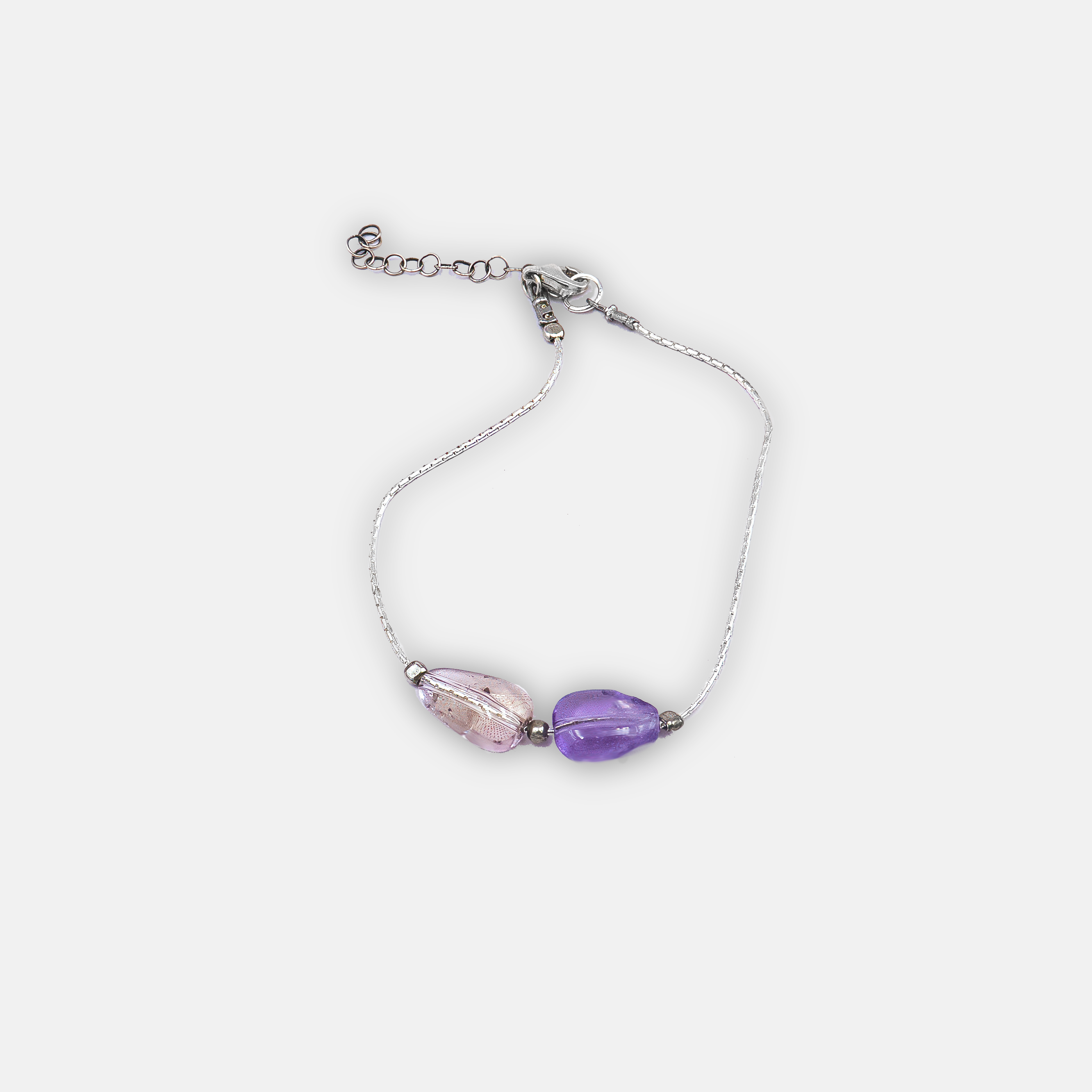 צמיד כסף בעבודת יד משובץ אמטרינים – אבנים ייחודיות המשלבות את הצבעים הסגול והצהוב בגוון מהפנט. הצמיד מציע עיצוב אלגנטי ונקי עם טאץ' צבעוני ואצילי. תכשיט שמסמל איזון והרמוניה, ומתאים כמתנה לאישה שאוהבת תכשיטים עם משמעות וסטייל ייחודי. מושלם ליום הולדת, יום נישואין או כמחווה של אהבה. עיצוב מינימליסטי אך מלא אופי – מתנה שהיא גם יופי וגם כוונה.