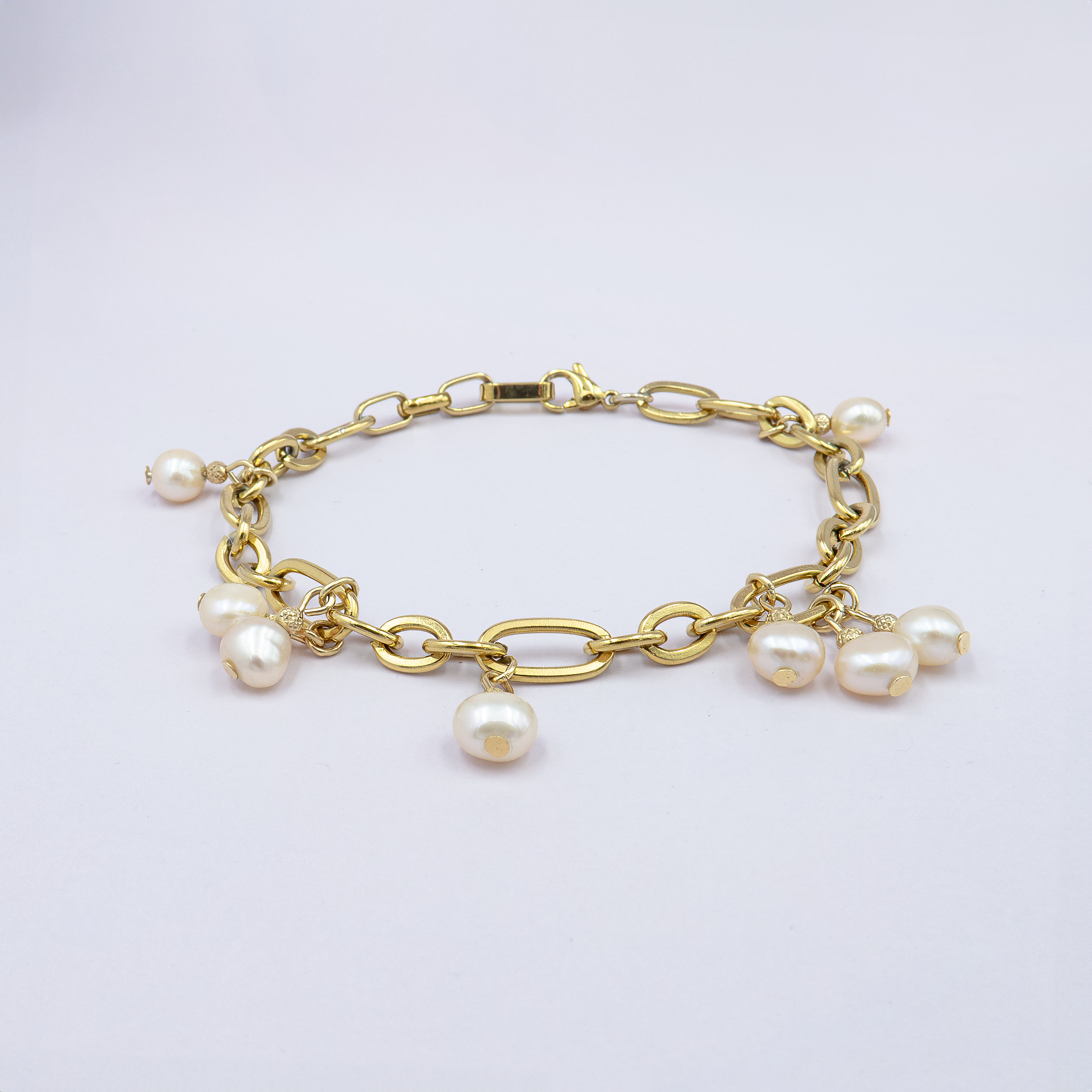 צמיד כסף מינימליסטי עם פנינה לבנה קלאסית – שילוב מושלם בין עיצוב מודרני לנגיעה מסורתית. תכשיט שמאיר את פרק כף היד באור רך ומתאים לנשים שמעריכות אלגנטיות פשוטה ומעודנת. פנינה אחת, טבעית וזוהרת, מעניקה תחושת רוגע וניקיון לכל הופעה. מתאים ללבישה יומיומית או כהשלמה מושלמת לשמלה אלגנטית. תכשיט שמתאים כמתנה מלאת טעם וחן לכל גיל ולכל אירוע.