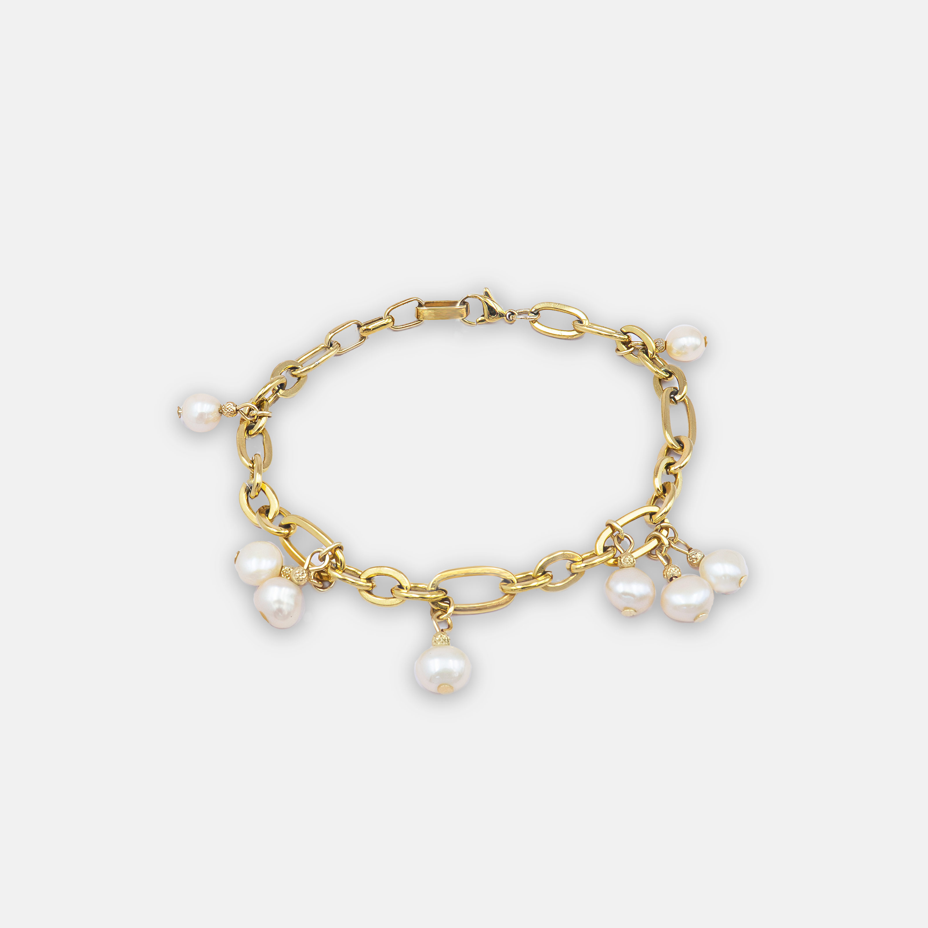 צמיד עדין בעיצוב מינימליסטי, עשוי כסף ומשובץ בפנינה לבנה טבעית – תכשיט שמגלם יוקרה שקטה ונשיות אלגנטית. מושלם לנשים שאוהבות קווים נקיים עם נגיעה קלאסית. הפנינה מוסיפה אור רך ותחושת טוהר, ומתאימה לכל סגנון – יומיומי, עסקי או חגיגי. צמיד קל ונוח לענידה, משתלב נהדר עם תכשיטים נוספים או בפני עצמו. מתנה מרגשת ליום הולדת, לכלה, או כרגע של אהבה ותשומת לב.