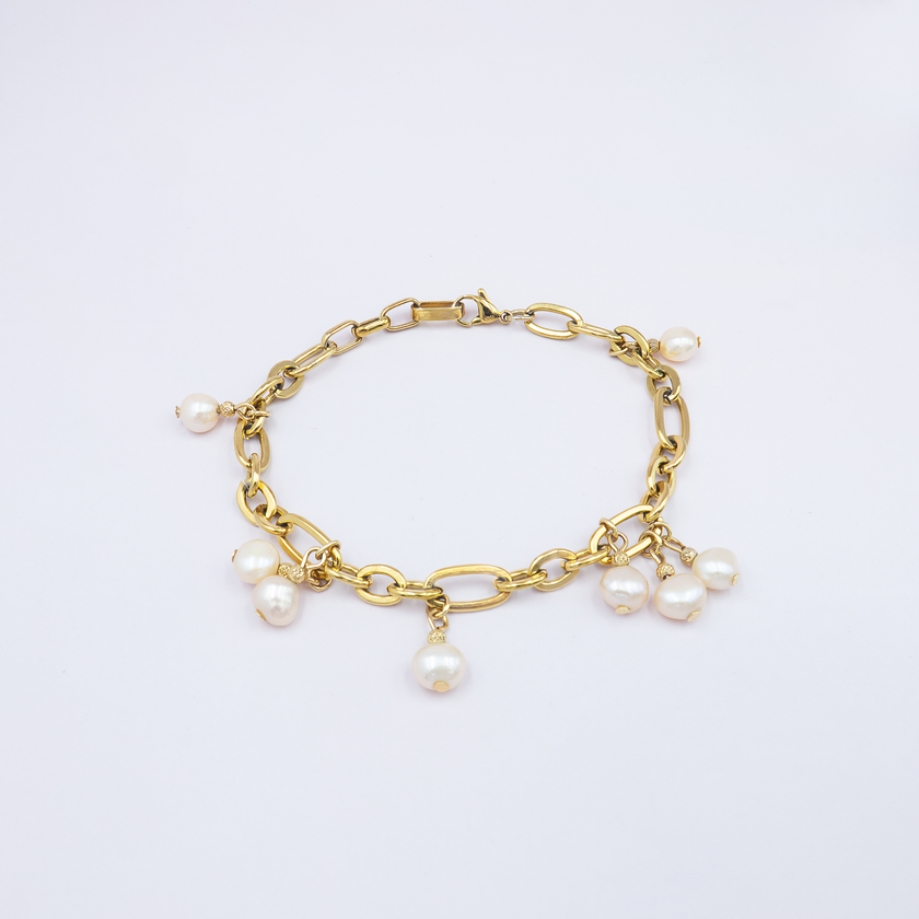 תכשיט עדין בעבודת יד: צמיד כסף מעוצב בקו מינימליסטי עם פנינה לבנה בוהקת. מושלם לנשים שמתחברות לסגנון נקי, טבעי ולא מתאמץ. הצמיד קל ונעים לענידה, משתלב נפלא עם שעון או תכשיטים נוספים, ומוסיף נגיעה של נשיות שקטה לכל לוק. אידיאלי כמתנה לכלה, לבת מצווה, או לכל אישה שאוהבת תכשיטים עם נוכחות עדינה.