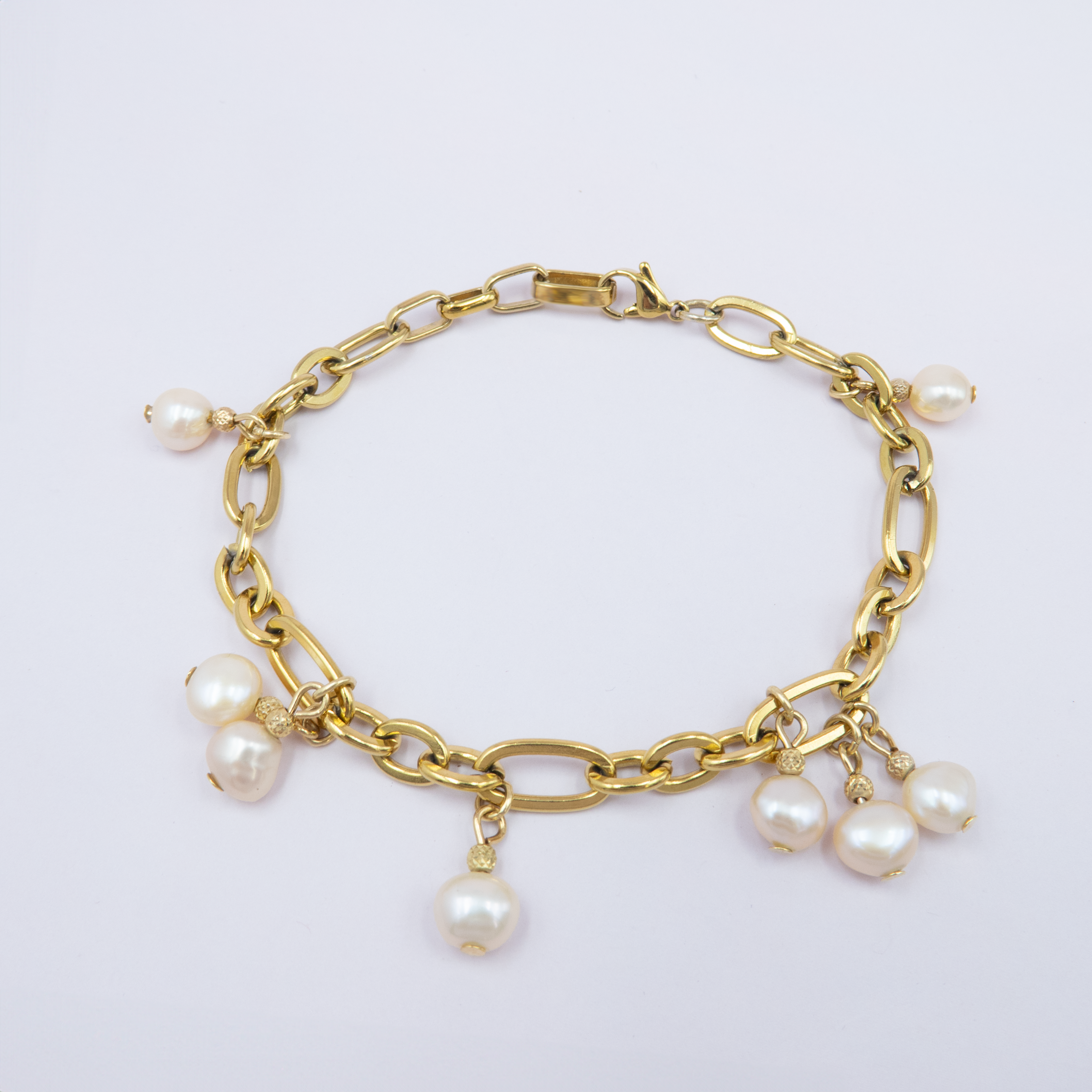 צמיד מינימליסטי עם פנינה לבנה – תכשיט שמשדר רוך, ניקיון וסטייל נצחי. עיצוב פשוט וחכם שמדגיש את היופי של הפנינה ללא תוספות מיותרות. מתאים לנשים בכל גיל, לאוהבות מראה טבעי ואלגנטי כאחד. הצמיד הוא תוספת מושלמת למלתחה קלאסית, ומעניק מגע יוקרתי למראה יומיומי או ערב. מתנה אישית עם משמעות, שנשארת קרובה ללב.