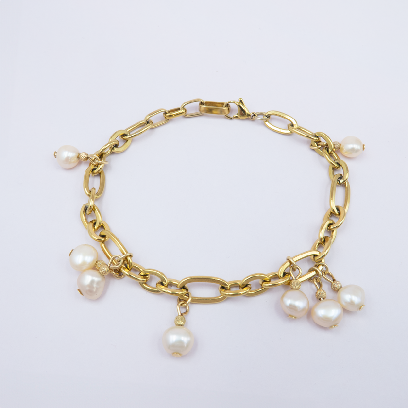 צמיד מינימליסטי עם פנינה לבנה – תכשיט שמשדר רוך, ניקיון וסטייל נצחי. עיצוב פשוט וחכם שמדגיש את היופי של הפנינה ללא תוספות מיותרות. מתאים לנשים בכל גיל, לאוהבות מראה טבעי ואלגנטי כאחד. הצמיד הוא תוספת מושלמת למלתחה קלאסית, ומעניק מגע יוקרתי למראה יומיומי או ערב. מתנה אישית עם משמעות, שנשארת קרובה ללב.