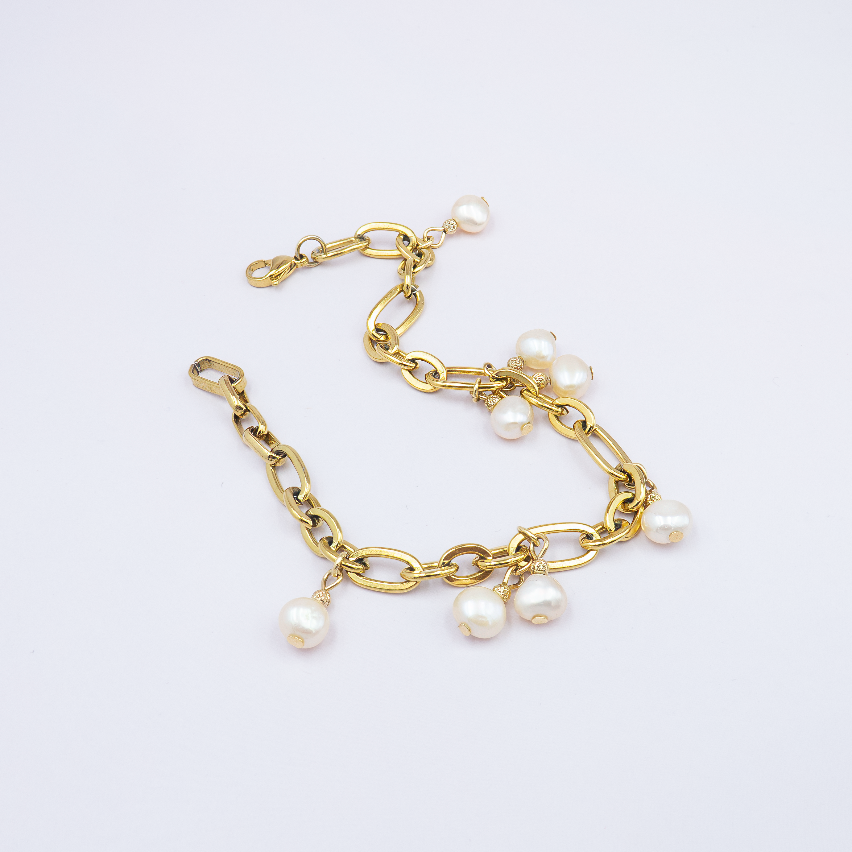 צמיד כסף בעיצוב מודרני-מינימליסטי, משובץ בפנינה לבנה איכותית – עדין, קלאסי ונשי. הפנינה מסמלת טוהר ואיזון, והעיצוב הנקי מדגיש את זוהרה הטבעי. תכשיט שמתחבר בקלות לכל סגנון לבוש – מבוהו שיק ועד מראה קלאסי. אידיאלי כמתנה למישהי אהובה – ליום הולדת, ליום נישואין או פשוט כי מגיע לה משהו יפה. יופי טהור בפשטות אלגנטית.