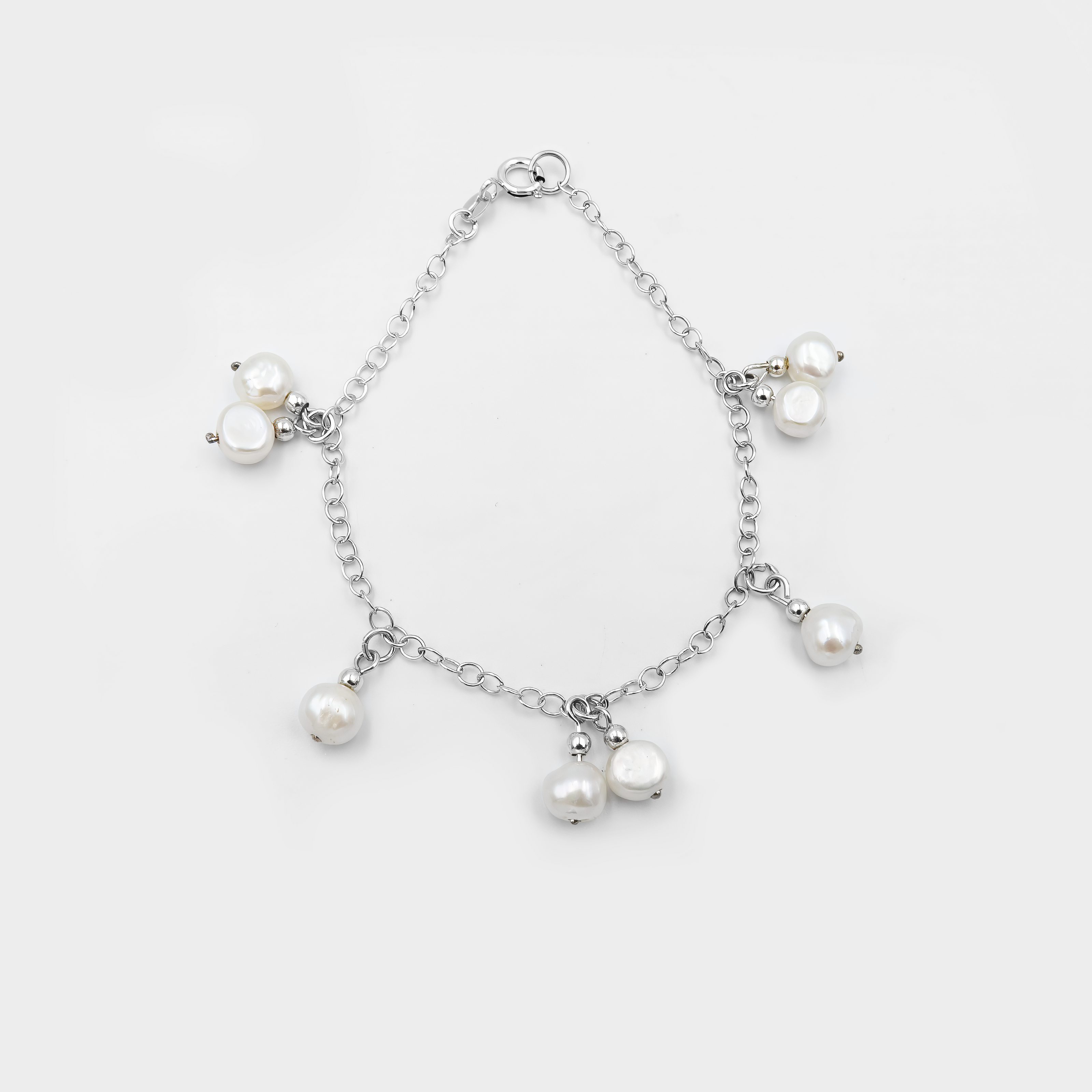 צמיד עדין ואלגנטי מכסף טהור עם פנינה לבנה טבעית במרכזו. תוספת נשית ומתוחכמת לכל הופעה – מחמיאה לקווים נקיים ולסטייל מינימליסטי. מושלם כמתנה לאישה ליום הולדת, יום נישואין או אירוע מיוחד. עיצוב קלאסי שלא יוצא מהאופנה, מתאים ליום-יום וגם לערב. הפנינה הלבנה מסמלת טוהר, איזון ויופי פנימי, והכסף מוסיף ברק מודרני. תכשיט בעבודת יד עם תשומת לב לפרטים הקטנים – מתנה שמביעה אהבה.