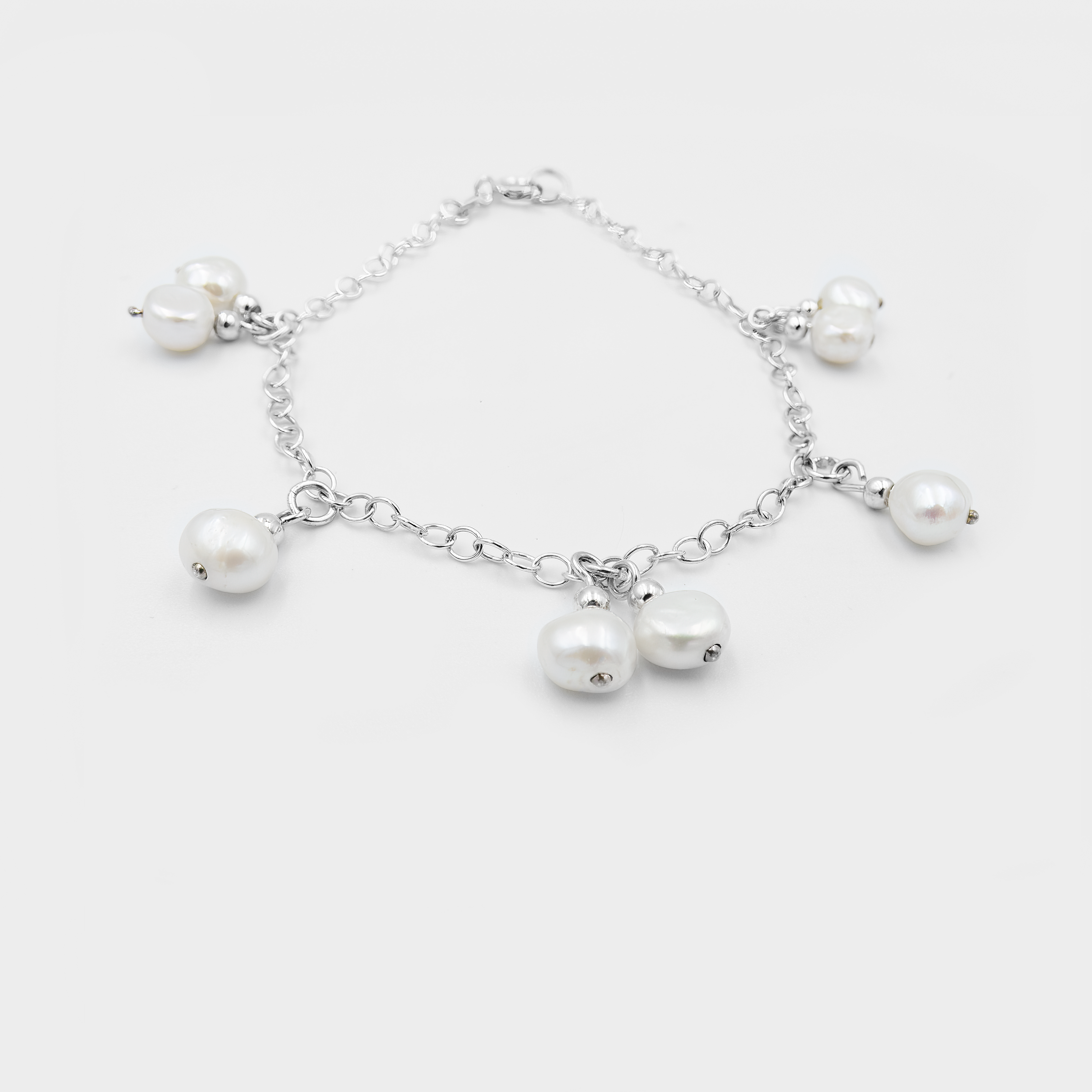 תכשיט קלאסי בעיצוב מודרני – צמיד עדין מכסף 925 עם פנינה לבנה אחת, מוקפד ומלא רוך. מתאים לנשים שמעריכות יופי טבעי, עידון והרמוניה. תוספת נהדרת לכל מלתחה – ניתן לשלב עם תכשיטים נוספים או ללבוש לבד כמוקד תשומת הלב. מתנה מושלמת לחברה, אחות, אם או בת זוג. עיצוב על-זמני שישרת לאורך שנים. פנינה לבנה מסמלת נשיות, רוגע ואלגנטיות.

