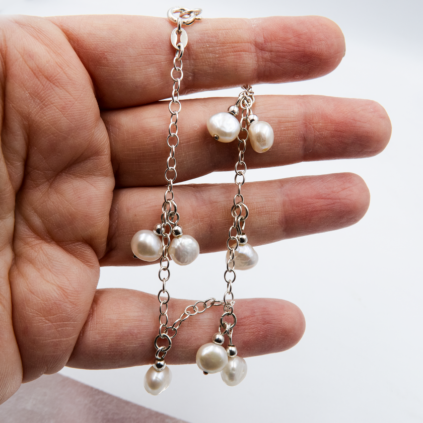 צמיד כסף בעבודת יד עם פנינה לבנה – תכשיט שמשלב בין טקסטורה מודרנית לבין אלמנט קלאסי ונשי. הפנינה הלבנה מוסיפה נקודת אור רכה ועדינה, והצמיד עצמו מתאים לכל אירוע – משגרה ועד חגיגה. תכשיט שמוסיף שיק טבעי ומתאים למי שמחפשת מראה מינימליסטי אך מלא משמעות. מתנה נהדרת לחג, יום אהבה, או סתם כהפתעה. אפשר לשלב עם שרשרת פנינים למראה שלם והרמוני.

