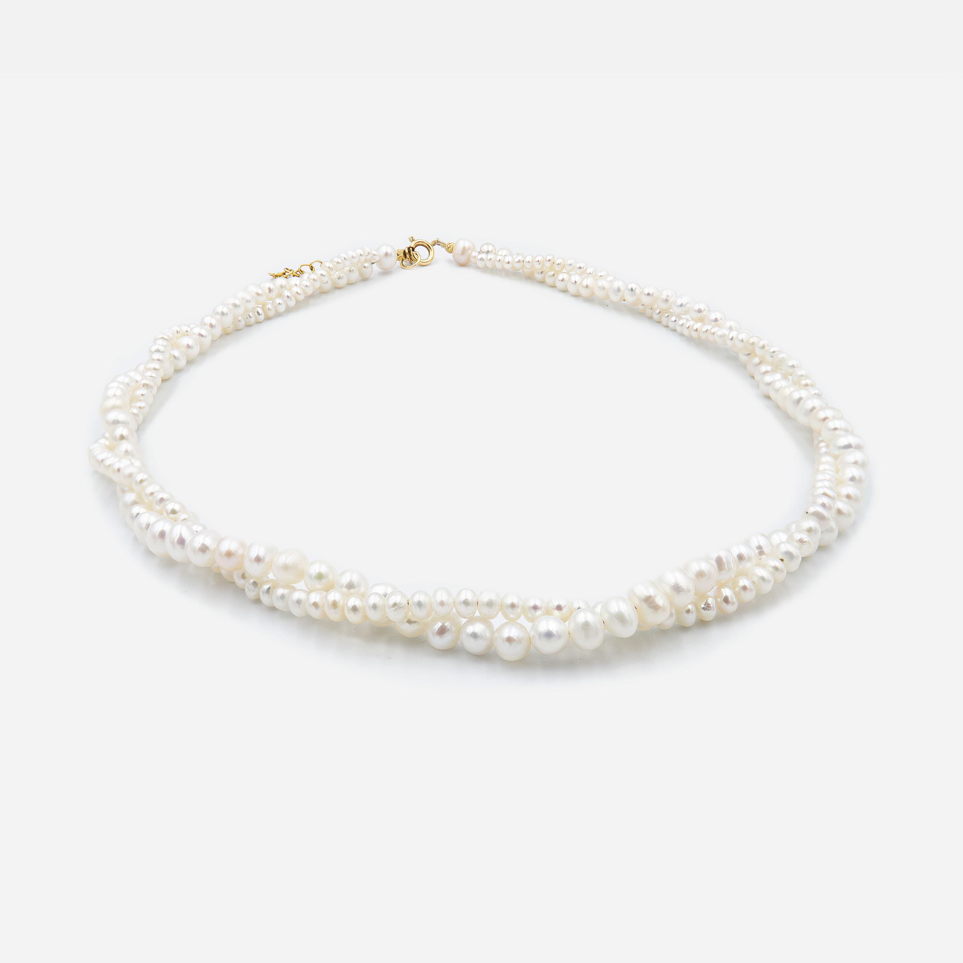 שרשרת פנינים קלאסית שמתאימה לכל גיל ולכל סגנון. בין אם נלבשת לאירוע יוקרתי או ליום במשרד – היא תמיד מוסיפה נגיעה של אלגנטיות ושלמות.

