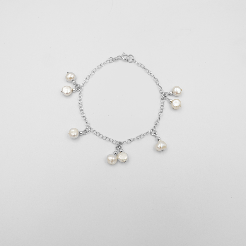 צמיד עדין עשוי כסף סטרלינג איכותי, משובץ בפנינה לבנה עגולה בגימור חלק ומבריק. עיצוב מינימליסטי אך מלא אופי – מתאים גם לנערות וגם לנשים בכל גיל. ניתן לענוד אותו לבד או עם מספר צמידים ליצירת מראה שכבות טרנדי. פנינה לבנה היא סמל קלאסי ליופי טבעי ונשיות. בחירה מושלמת למתנה לאירועים מיוחדים כמו יום הולדת, בת מצווה או חתונה. פריט אלגנטי שנשאר איתך לאורך זמן.

