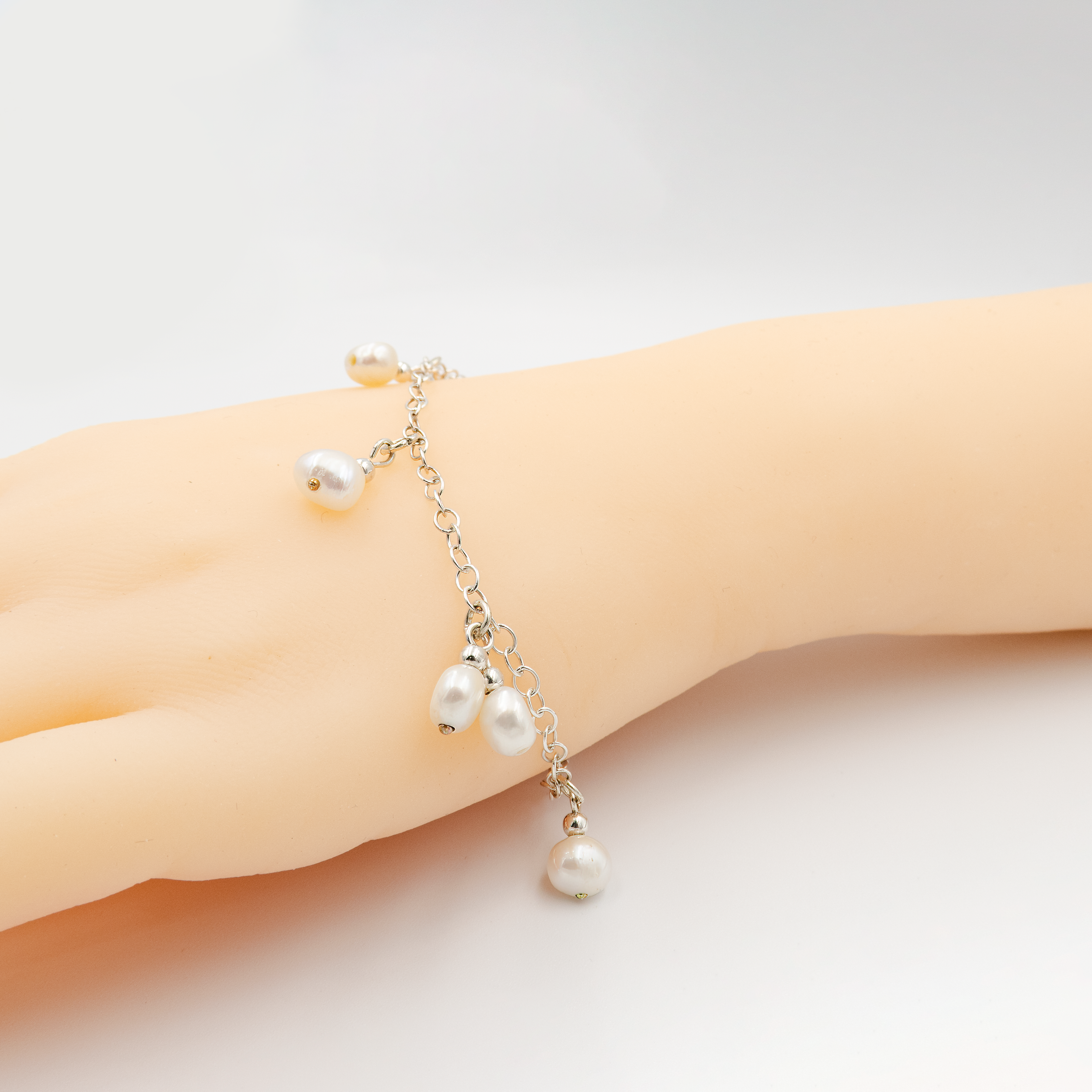 צמיד כסף עדין עם פנינה לבנה – שילוב מושלם בין פשטות טבעית לאלגנטיות נצחית. הפנינה, בגוון לבן רך, משובצת במרכז הצמיד ויוצרת מראה נקי ורך. תכשיט שמתאים לכל גיל ולכל סגנון – מושלם לכלה, לשושבינות או כמתנה ליום הולדת. נוח לענידה יומיומית, וגם כתוספת מרשימה לערב. עבודת יד קפדנית מחומרי גלם איכותיים. מעניק תחושת יוקרה עם מראה נעים ולא מתאמץ.

