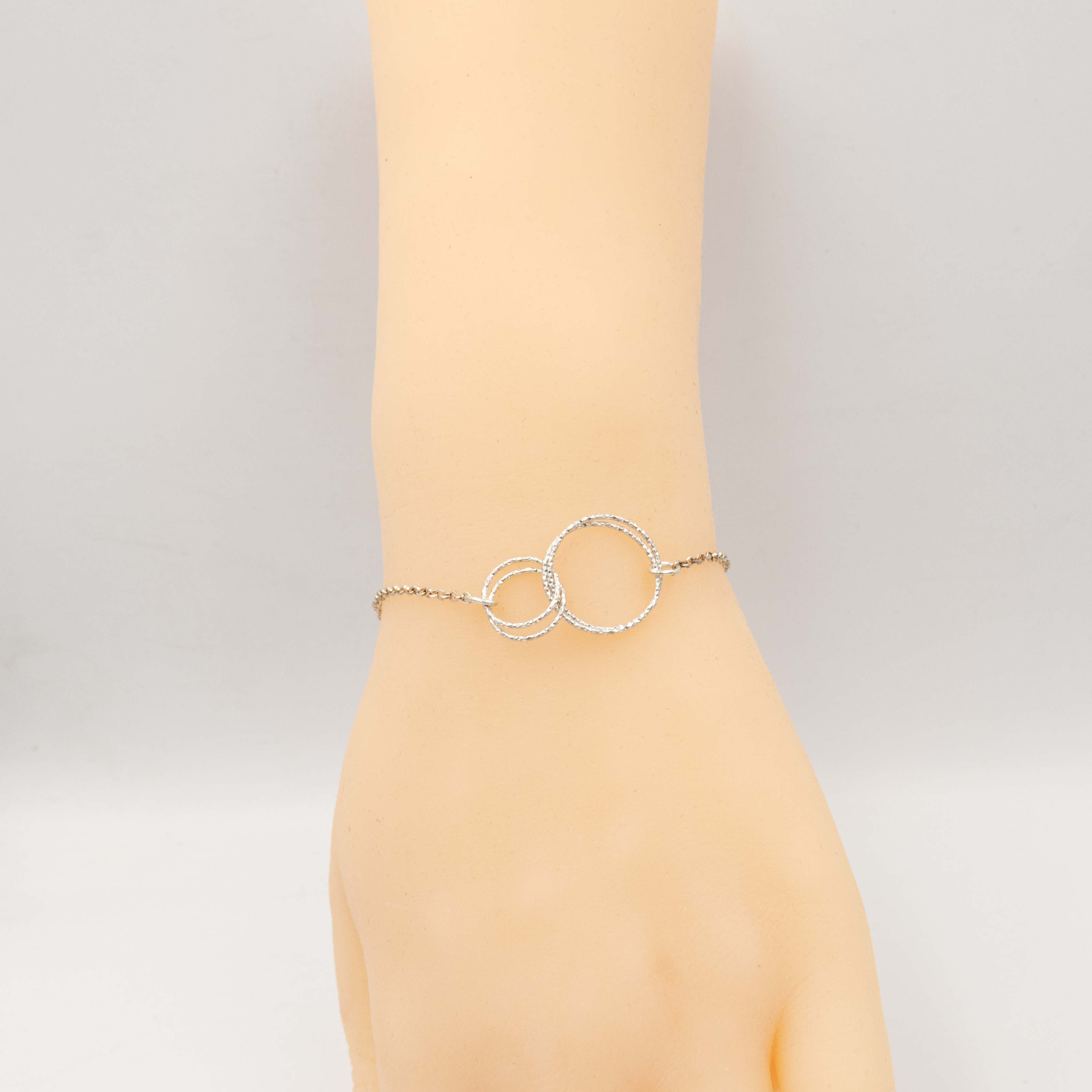 צמיד כסוף דק בעיצוב מינימליסטי, ללא אבנים, המתאים במיוחד לנשים ונערות שאוהבות תכשיטים מעודנים. מראה נקי שמשדר תחכום, קליל ונוח לענידה לאורך כל היום. מתאים לשילוב עם צמידים נוספים או ללבישה בפני עצמו למראה מדויק. תכשיט עם טאץ' מודרני שמתאים גם כמתנה לחברה, בת, אחות או לעצמך.

