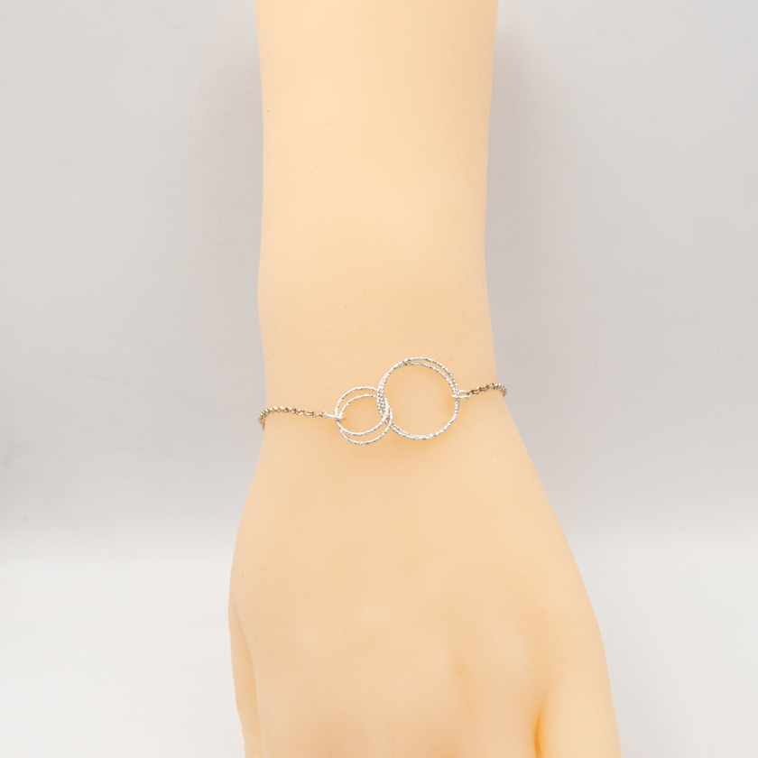 צמיד כסוף דק בעיצוב מינימליסטי, ללא אבנים, המתאים במיוחד לנשים ונערות שאוהבות תכשיטים מעודנים. מראה נקי שמשדר תחכום, קליל ונוח לענידה לאורך כל היום. מתאים לשילוב עם צמידים נוספים או ללבישה בפני עצמו למראה מדויק. תכשיט עם טאץ' מודרני שמתאים גם כמתנה לחברה, בת, אחות או לעצמך.

