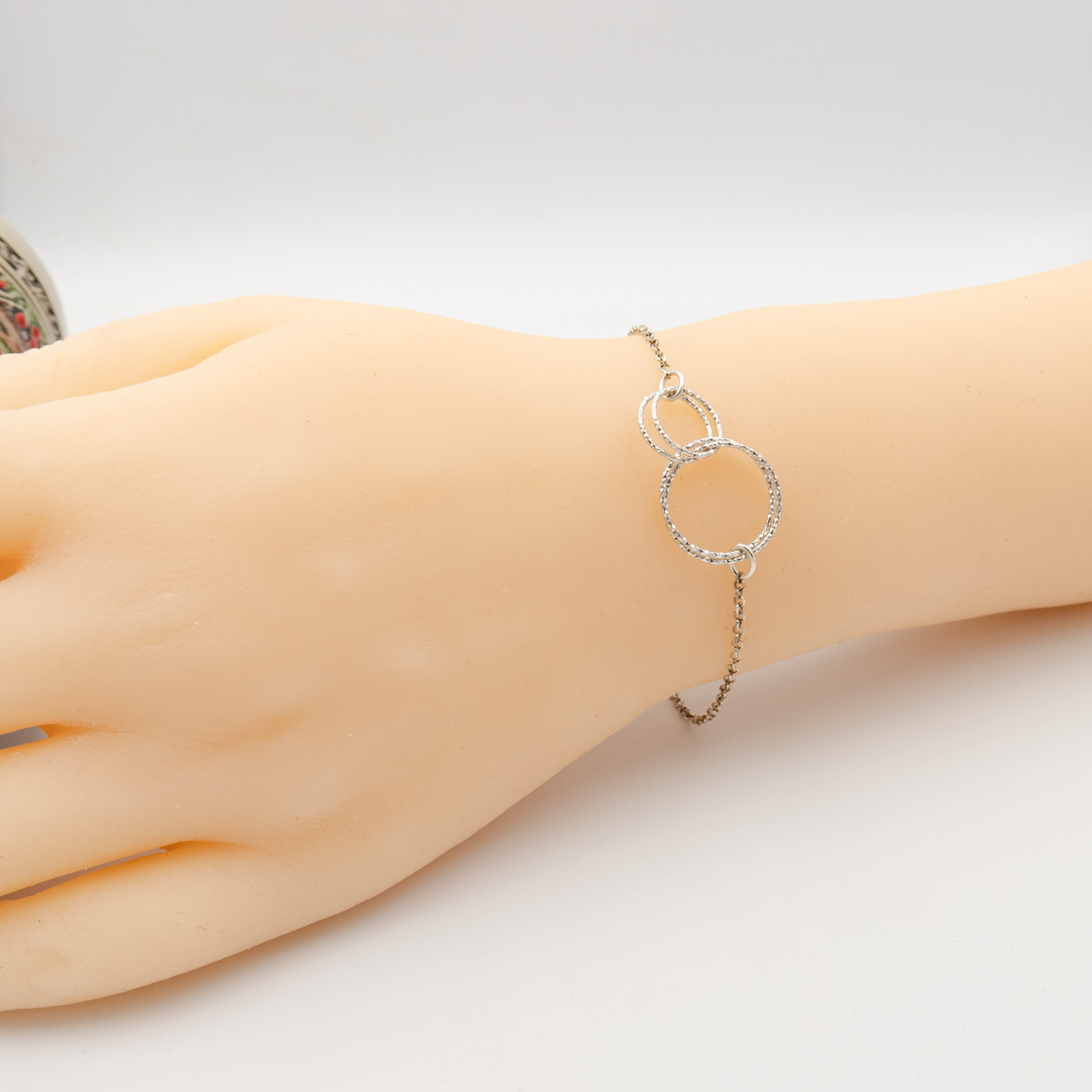 צמיד כסף מינימליסטי, נטול אבנים, שמתאים לכל אחת שאוהבת עיצוב שקט ומדויק. אידיאלי לנערות ונשים שמחפשות תכשיט שמתאים להכול – מהיומיום ועד אירועים מיוחדים. עשוי בעבודת יד או בעיצוב איכותי, עם גימור כסוף נקי שמדגיש את היופי שבפשטות. מתנה נהדרת לחובבות סטייל מתוחכם ולא מתאמץ.