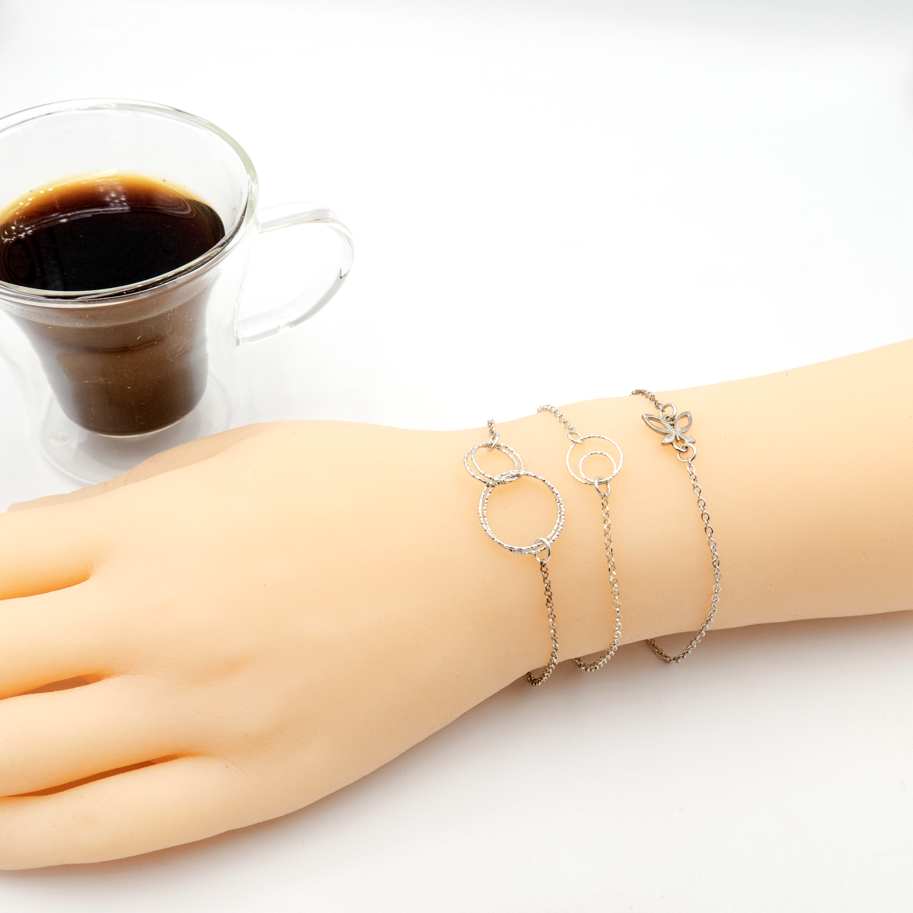 צמיד פשוט אך אלגנטי בגוון כסף, ללא שיבוצים או קישוטים, רק עיצוב טהור ומוקפד. מושלם לנשים ונערות שמעדיפות תכשיטים נקיים ובלתי מתאמצים. ניתן לענוד אותו לבד או כשכבה בסיסית לשילוב עם צמידים נוספים. תכשיט קלאסי שמלווה אותך לאורך כל היום – בעבודה, בלימודים או באירועים.