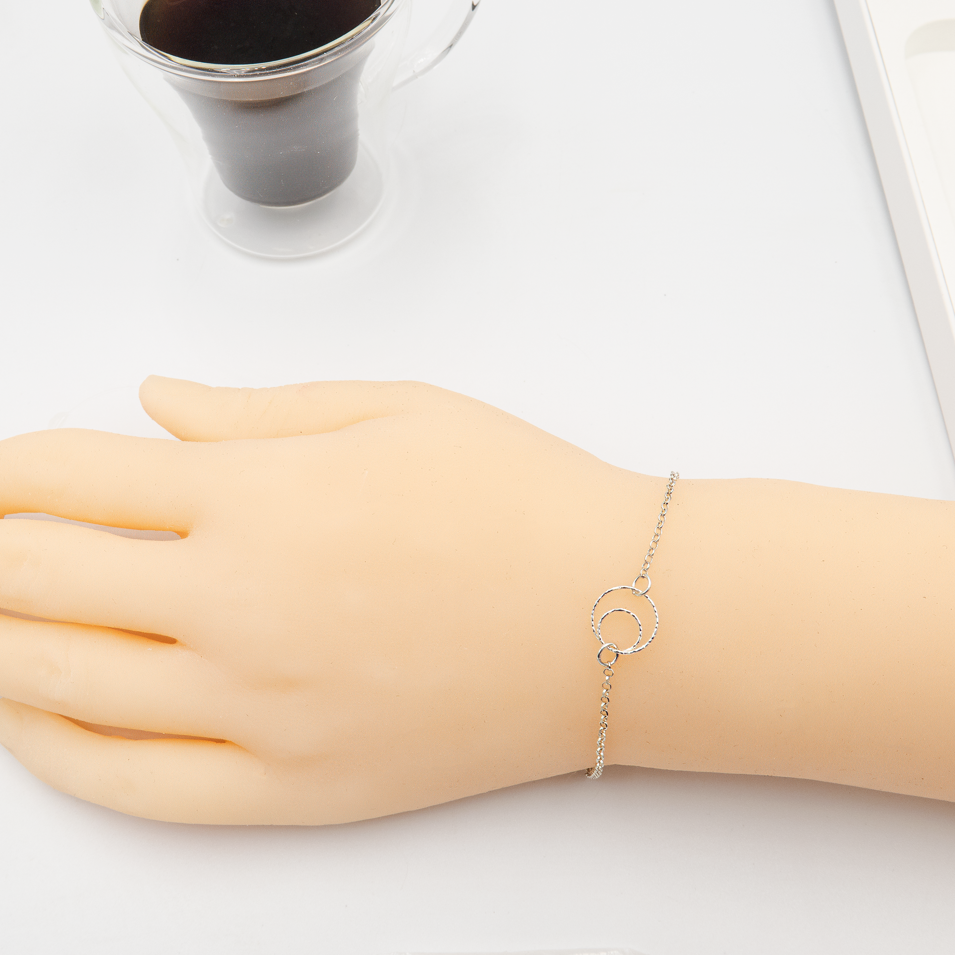 צמיד כסוף בעיצוב מינימליסטי ומעודן, ללא אבנים – רק קווים נקיים ותחושת הרמוניה. מתאים לכל גיל ולכל מראה, מה שגורם לו להיות תוספת מושלמת לכל תיבת תכשיטים. פריט שקל לאהוב – לא דורש התאמה מיוחדת ותמיד נראה טוב. בחירה מושלמת כמתנה פשוטה אך איכותית לאישה או לנערה.

