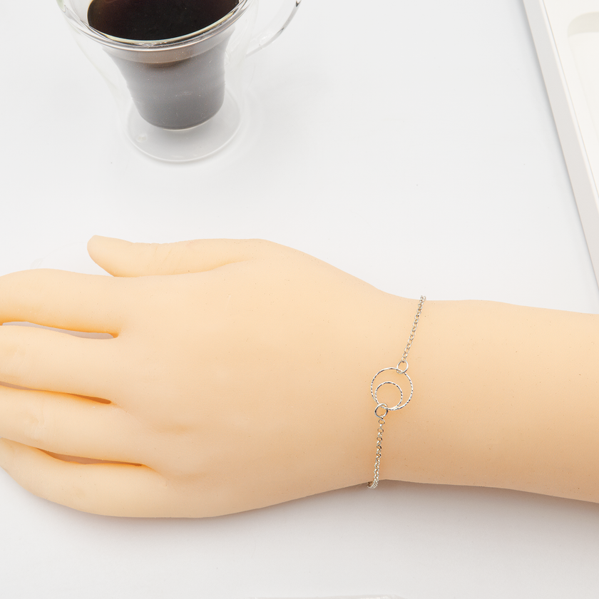 צמיד כסוף בעיצוב מינימליסטי ומעודן, ללא אבנים – רק קווים נקיים ותחושת הרמוניה. מתאים לכל גיל ולכל מראה, מה שגורם לו להיות תוספת מושלמת לכל תיבת תכשיטים. פריט שקל לאהוב – לא דורש התאמה מיוחדת ותמיד נראה טוב. בחירה מושלמת כמתנה פשוטה אך איכותית לאישה או לנערה.

