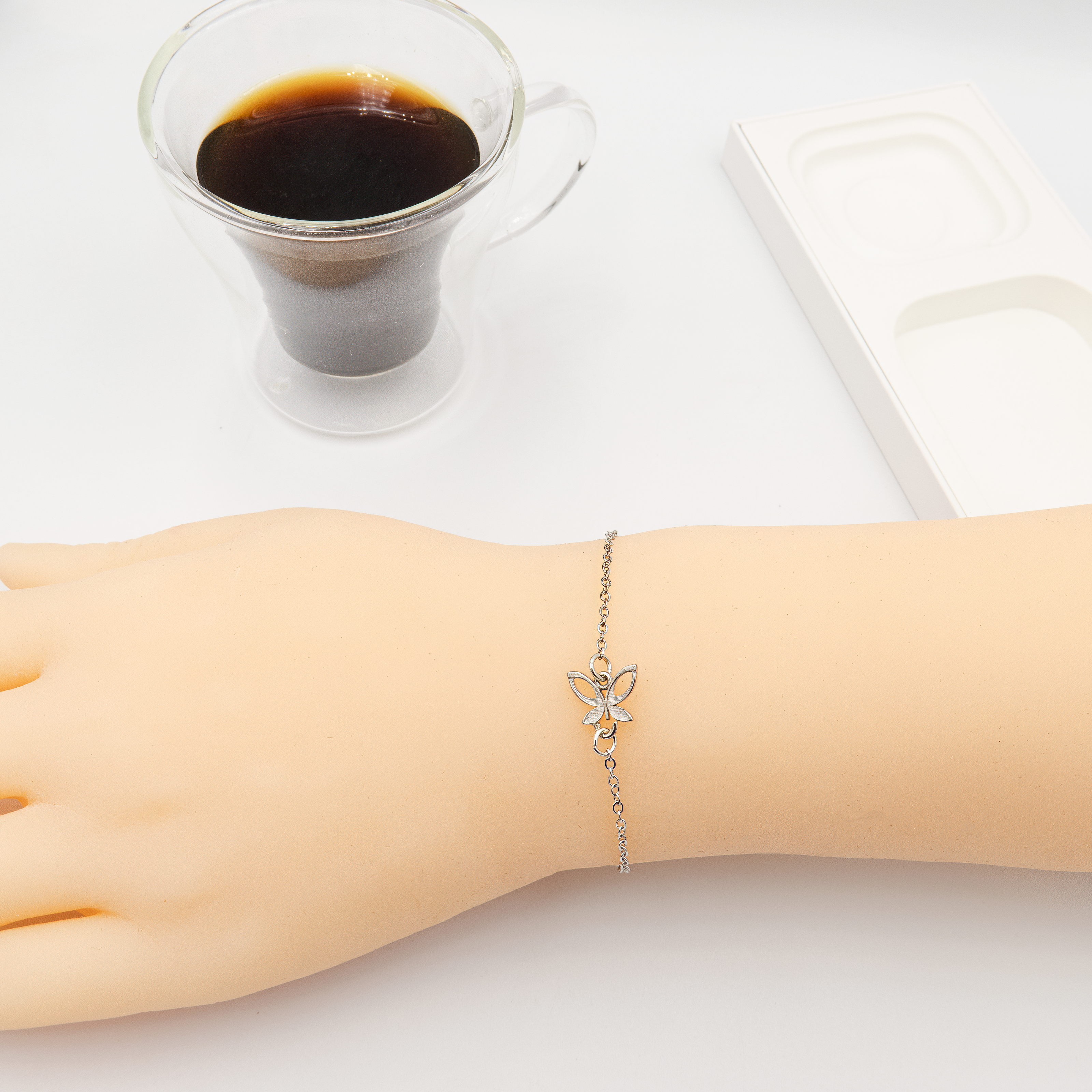 צמיד מינימליסטי בכסף ללא אבנים, מתאים במיוחד לאוהבות עיצוב מודרני ופשוט. מראה ניטרלי שמתאים לשימוש יומיומי וגם לרגעים מיוחדים. צמיד קל לענידה, נוח, ומתאים לכל מבנה יד. מתנה מושלמת לחובבות עיצוב טבעי ונקי – תכשיט שמשלים כל הופעה בנגיעה של אלגנטיות שקטה.

