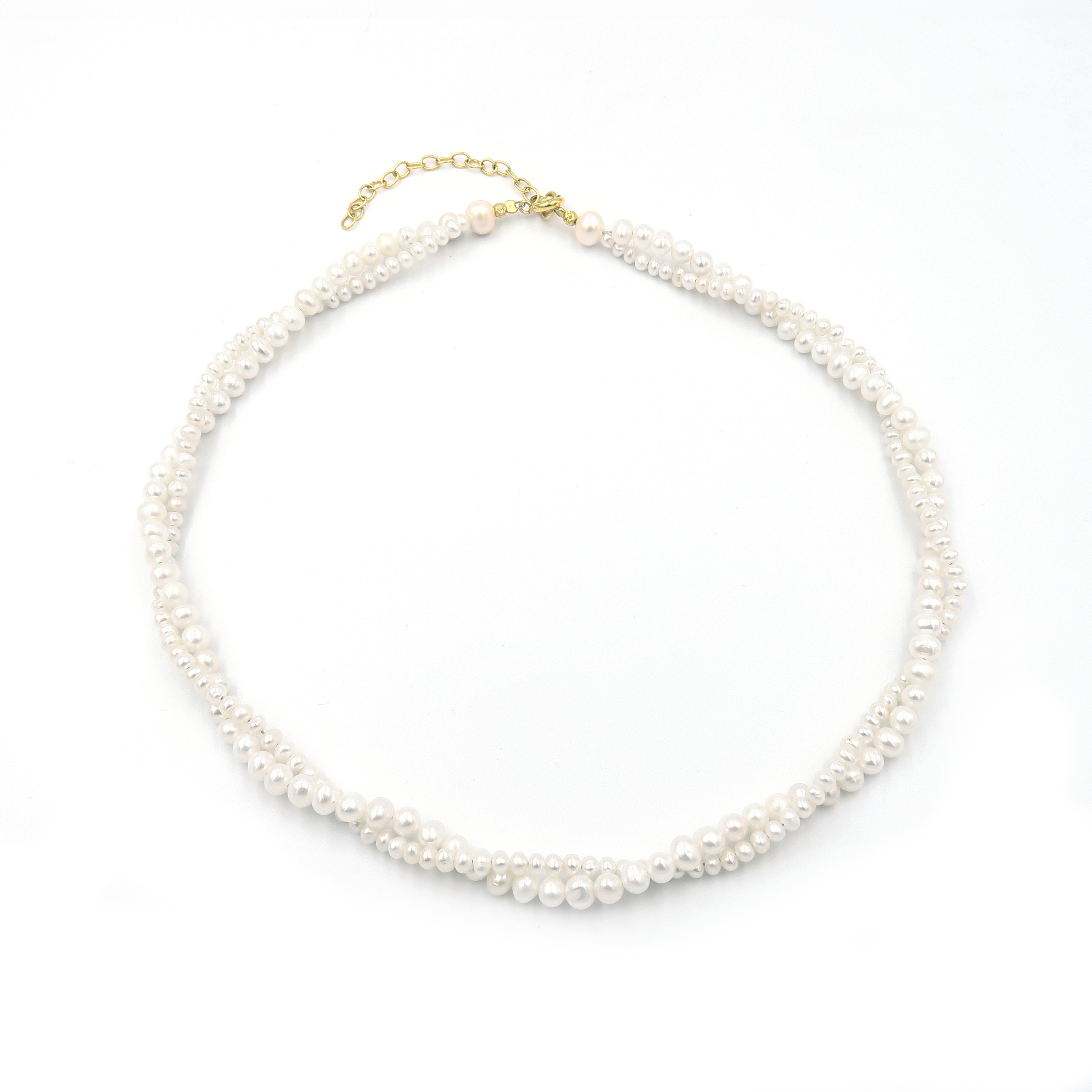 שרשרת מסורתית של פנינים עגולות בגוון שמנת – תכשיט נצחי שמזוהה עם סטייל עולמי ונשיות אצילית. מושלמת לכלות, לערב חגיגי או למראה קלאסי יומיומי.

