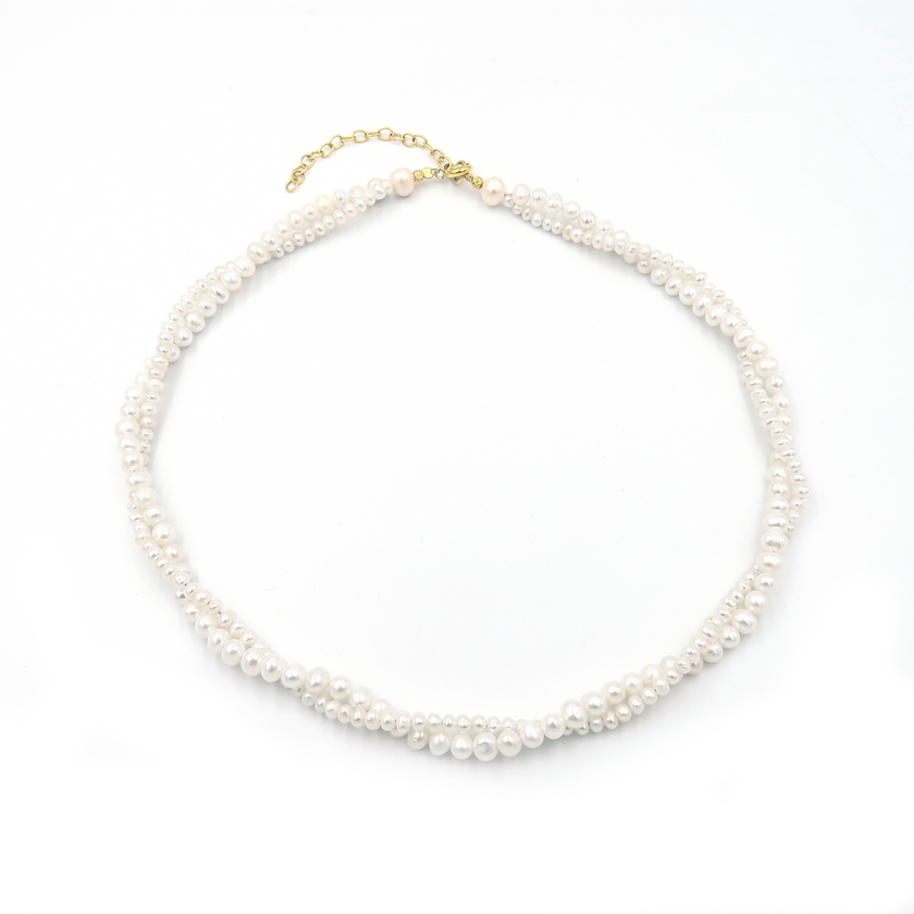 שרשרת מסורתית של פנינים עגולות בגוון שמנת – תכשיט נצחי שמזוהה עם סטייל עולמי ונשיות אצילית. מושלמת לכלות, לערב חגיגי או למראה קלאסי יומיומי.

