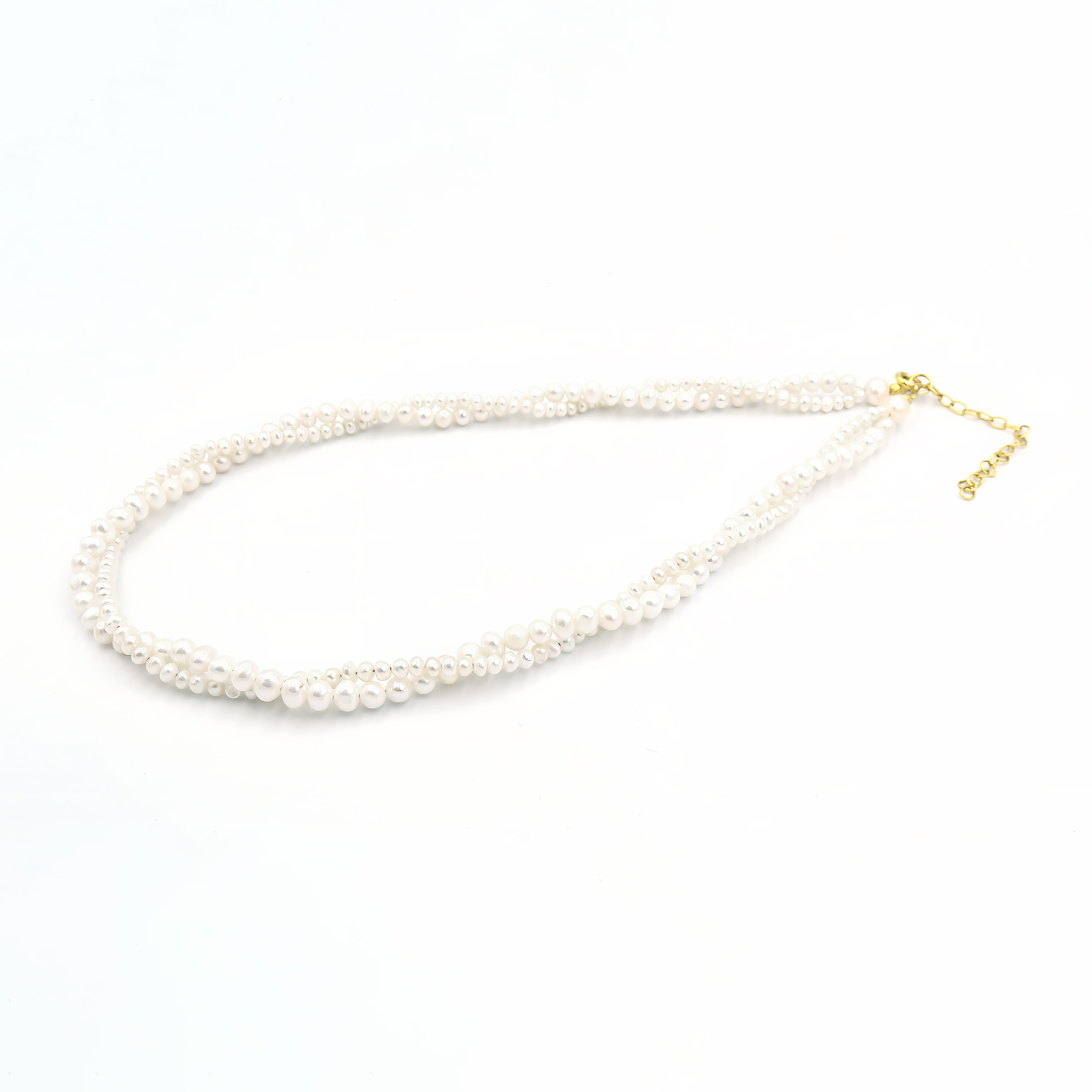 שרשרת פנינים קלאסית בעיצוב נקי ועל־זמני. הפנינים הלבנות בוהקות בברק טבעי ומסודרות באחידות מושלמת – תכשיט אלגנטי שמוסיף נשיות רכה לכל הופעה.

