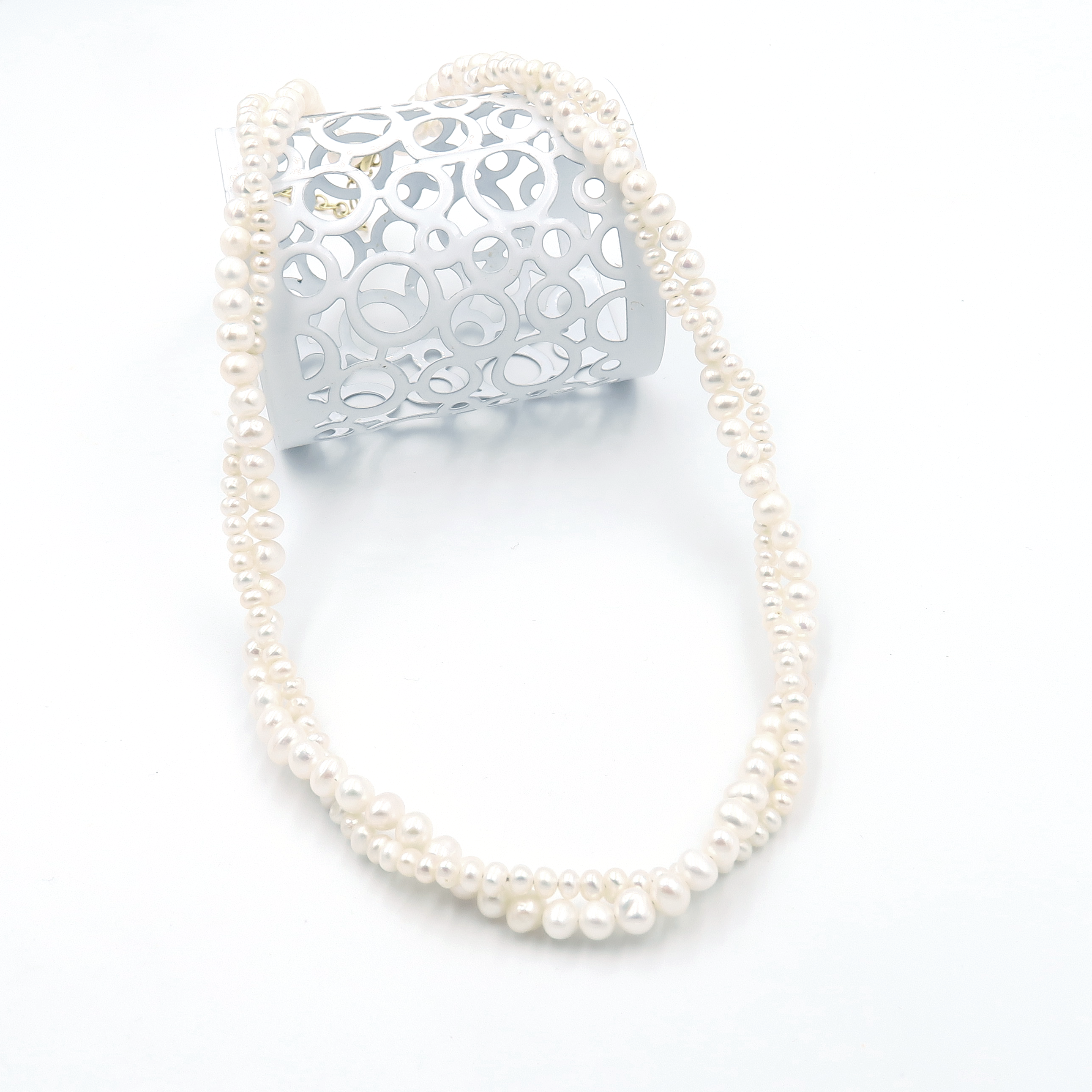 פנינים טבעיות המסודרות בצורתן המסורתית בשרשרת שמביאה איתה זוהר, טוהר ורוך. עיצוב שמלווה נשים כבר דורות – ונשאר תמיד נכון.

