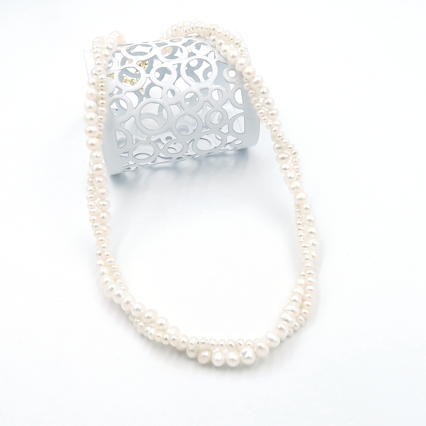 פנינים טבעיות המסודרות בצורתן המסורתית בשרשרת שמביאה איתה זוהר, טוהר ורוך. עיצוב שמלווה נשים כבר דורות – ונשאר תמיד נכון.

