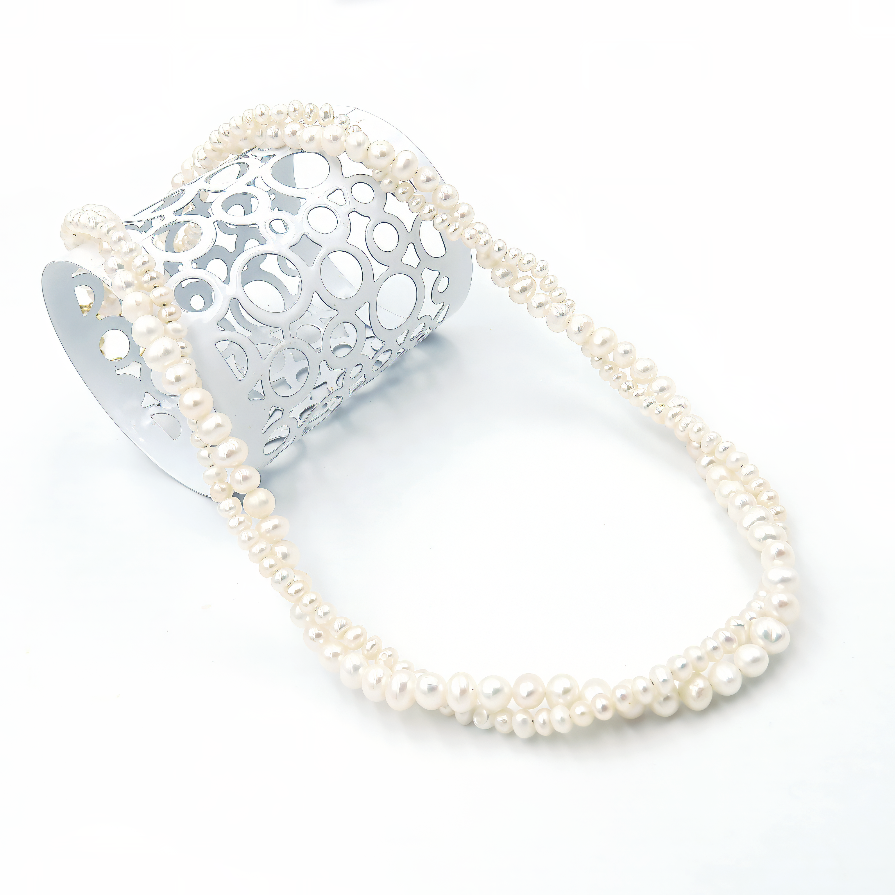 תכשיט על־זמני עם פנינים לבנות בגימור מושלם. הקלאסיקה שכולן אוהבות – מתנה נהדרת או תוספת מרשימה למראה מוקפד ואלגנטי.

