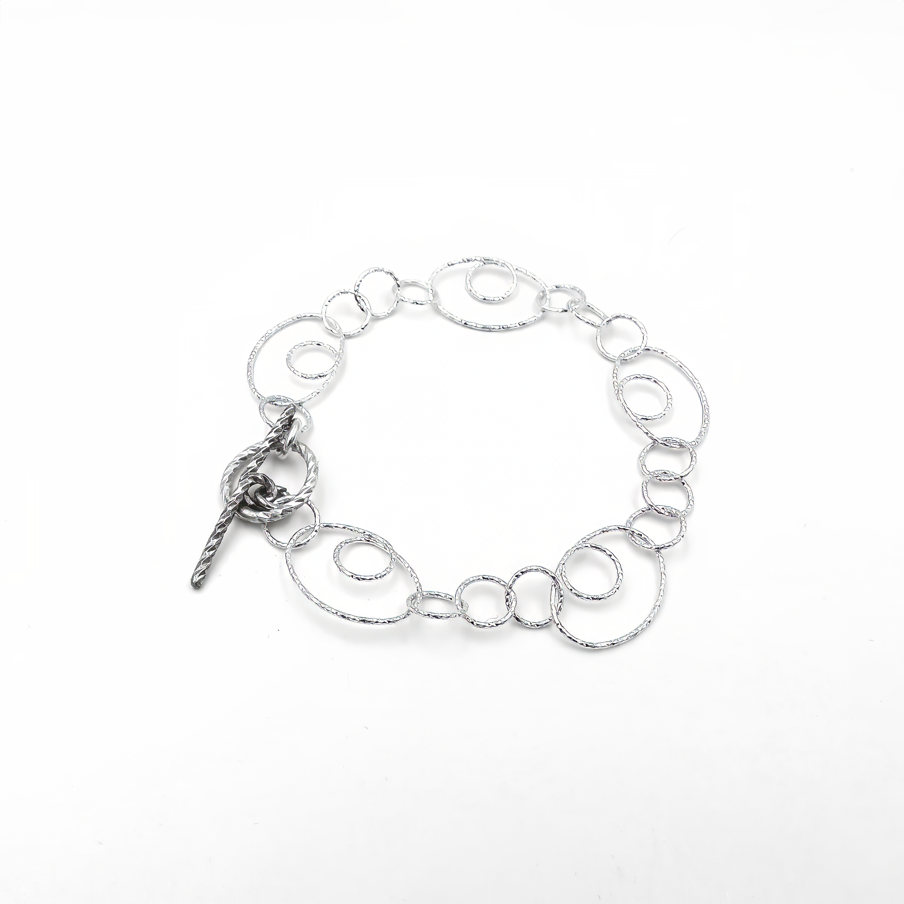 צמיד מינימליסטי עדין מכסף סטרלינג 925 בעיצוב נקי ואלגנטי. מתאים ליום-יום או לאירועים מיוחדים, מתנה מושלמת לאישה שאוהבת עיצוב מודרני ופשוט. ללא אבנים – רק מתכת טהורה שמעבירה תחושת יוקרה טבעית. משתלב נפלא עם תכשיטים נוספים או כפריט יחיד שמדגיש סגנון אישי. מתנה נהדרת ליום הולדת, יום נישואין או פשוט מחווה של אהבה.