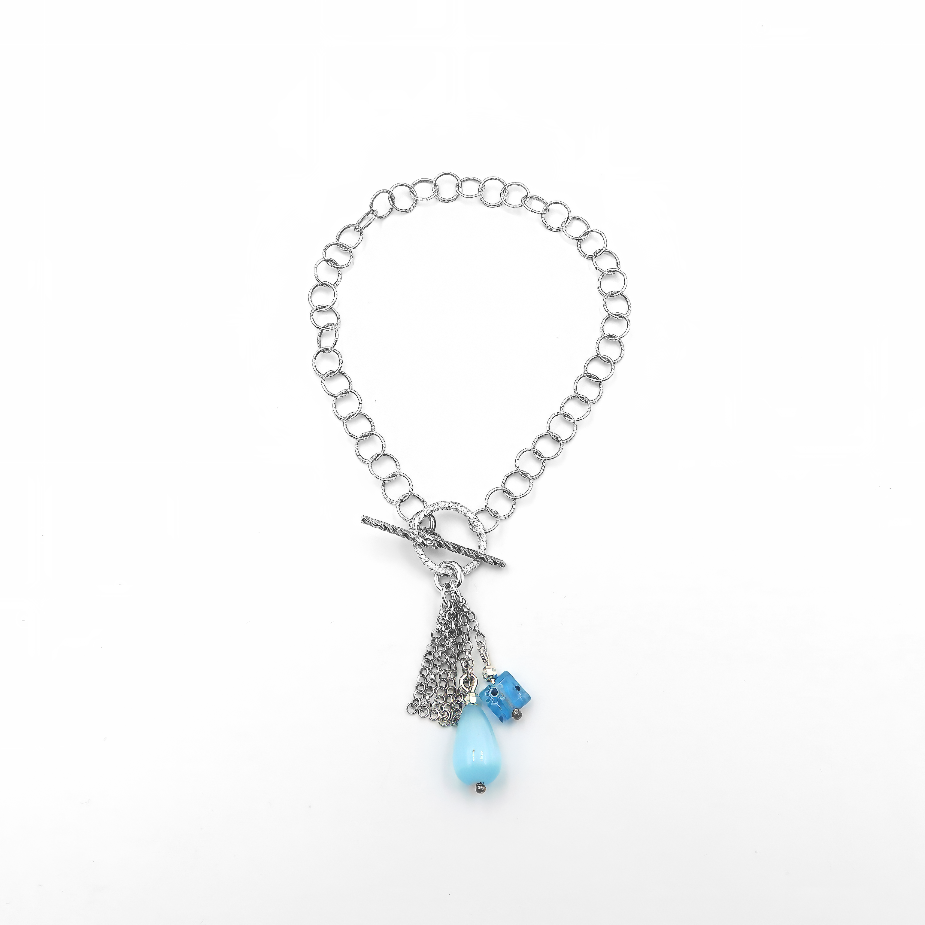 תכשיט בעיצוב מודרני ונקי – צמיד מכסף סטרלינג 925 עם קריסטל תכלת מבריק ועדין, שמשדר רעננות ופשטות. מתאים לנשים צעירות או נערות שמעדיפות סגנון רגוע אך מסוגנן. הקריסטל הקטן מוסיף צבע חי אך לא דומיננטי, מה שהופך את הצמיד לאביזר יומיומי נעים, או לתוספת אלגנטית לבגדים חגיגיים. מתנה אידיאלית ליום הולדת, חג, בת מצווה או כל מחווה אישית.