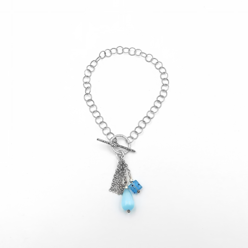 תכשיט בעיצוב מודרני ונקי – צמיד מכסף סטרלינג 925 עם קריסטל תכלת מבריק ועדין, שמשדר רעננות ופשטות. מתאים לנשים צעירות או נערות שמעדיפות סגנון רגוע אך מסוגנן. הקריסטל הקטן מוסיף צבע חי אך לא דומיננטי, מה שהופך את הצמיד לאביזר יומיומי נעים, או לתוספת אלגנטית לבגדים חגיגיים. מתנה אידיאלית ליום הולדת, חג, בת מצווה או כל מחווה אישית.