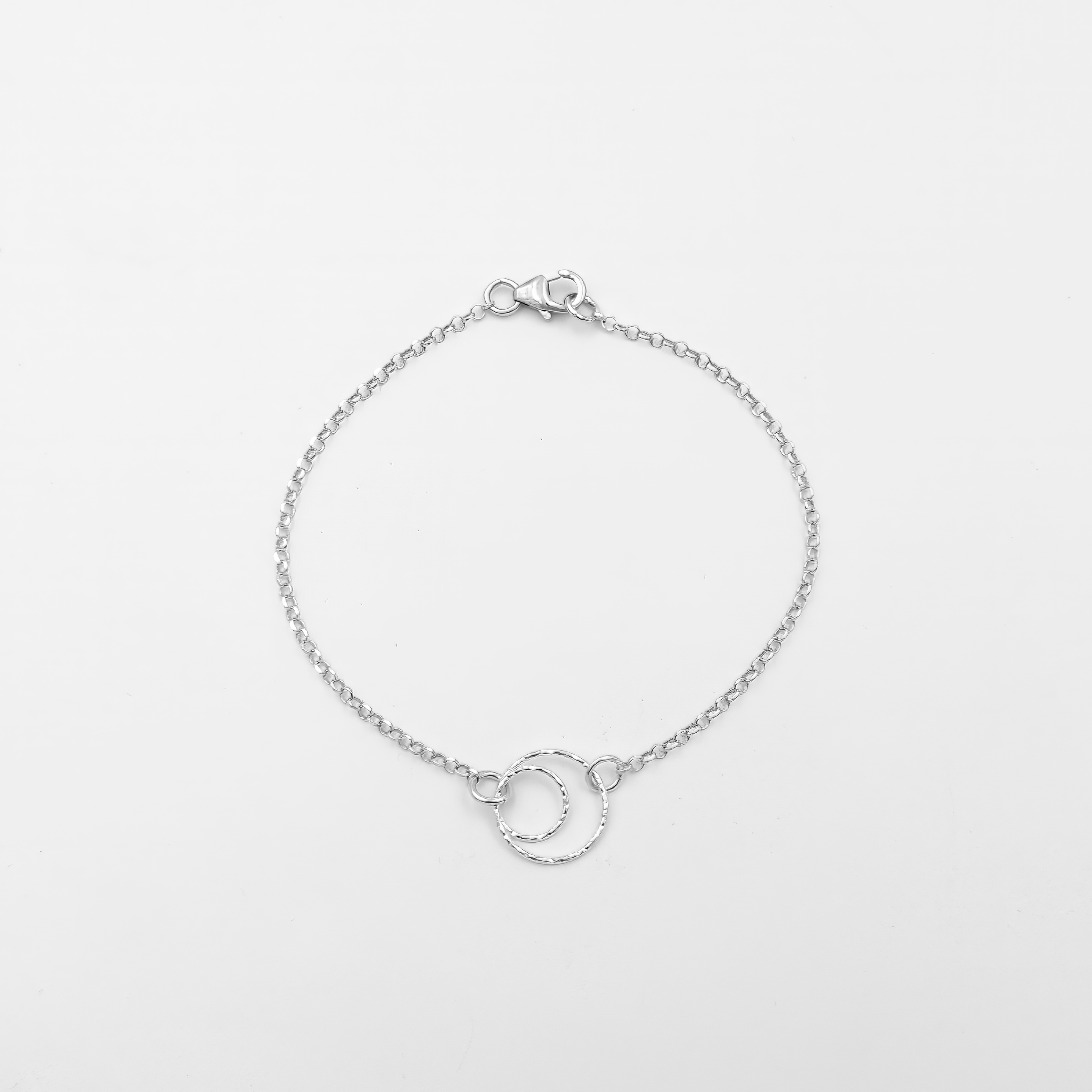 צמיד מינימליסטי בכסף ללא אבנים, מתאים במיוחד לאוהבות עיצוב מודרני ופשוט. מראה ניטרלי שמתאים לשימוש יומיומי וגם לרגעים מיוחדים. צמיד קל לענידה, נוח, ומתאים לכל מבנה יד. מתנה מושלמת לחובבות עיצוב טבעי ונקי – תכשיט שמשלים כל הופעה בנגיעה של אלגנטיות שקטה.

