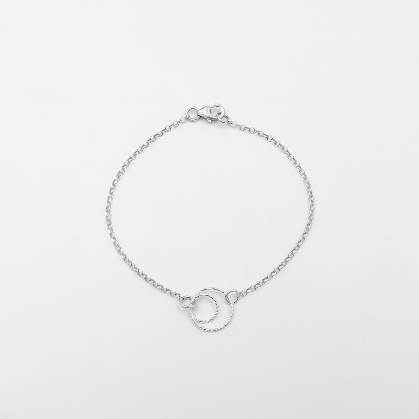 צמיד מינימליסטי בכסף ללא אבנים, מתאים במיוחד לאוהבות עיצוב מודרני ופשוט. מראה ניטרלי שמתאים לשימוש יומיומי וגם לרגעים מיוחדים. צמיד קל לענידה, נוח, ומתאים לכל מבנה יד. מתנה מושלמת לחובבות עיצוב טבעי ונקי – תכשיט שמשלים כל הופעה בנגיעה של אלגנטיות שקטה.

