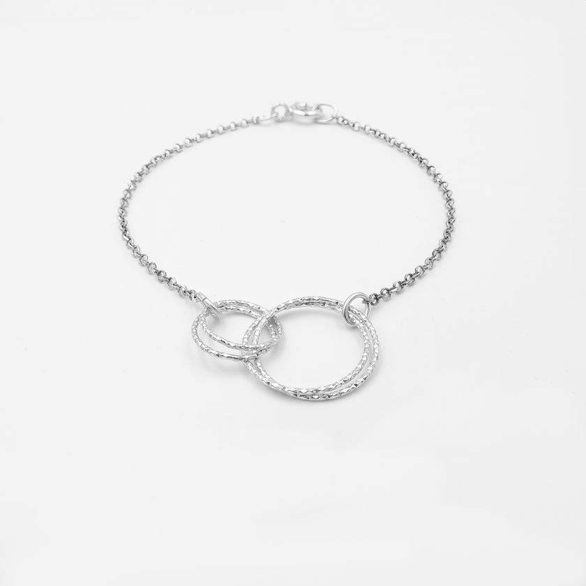 תכשיט עדין ומודרני – צמיד כסוף ללא שיבוץ אבנים, בעיצוב מינימליסטי שמתאים לכל סגנון. מתאים לנשים ונערות כאחד, ניתן לשלב עם שעון או תכשיטים נוספים ליצירת מראה ייחודי. מעניק תחושת ניקיון ואסתטיקה פשוטה. מתנה מקסימה לבת מצווה, יום הולדת או חג – צמיד נייטרלי ואלגנטי שמלווה כל הופעה.