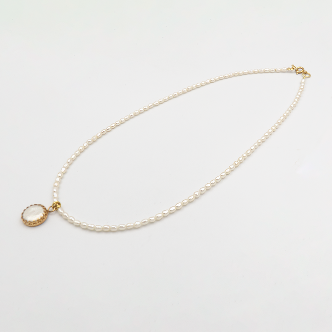 White pearl necklace with pendant