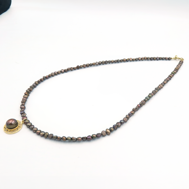 Pearl necklace in chocolate tones with pendant