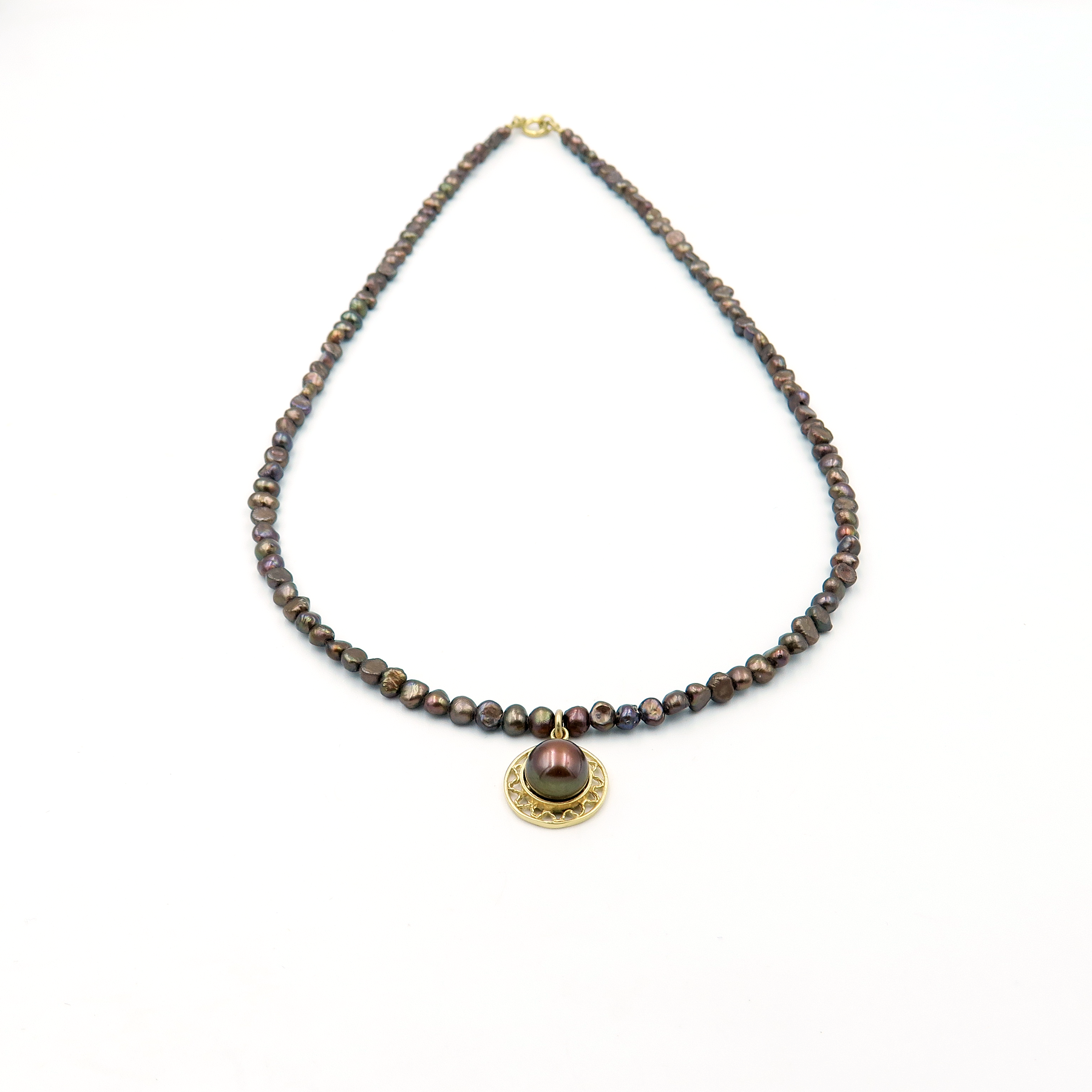 שרשרת פנינים בגווני שוקולד עשירים עם תליון מרכזי – שרשרת שמשדרת עידון עם נוכחות. הפנינים בצבעי חום, ברונזה וקוניאק יוצרים מראה עשיר בגוונים טבעיים שמתאים לכל עונה. התליון מוסיף טוויסט עדין שהופך את השרשרת לבלתי שגרתית, שמושך את העין ומשלים את המראה הכללי. השילוב בין גווני האדמה לבין הברק הפנינתי מעניק לשרשרת תחושת עושר שקט וסטייל מודרני, שמתאימים גם ליום וגם לערב. שרשרת שמתחברת לנשיות חזקה, לאהבה לפרטים ולאיזון בין עוצמה לרוך – בדיוק במידה הנכונה.